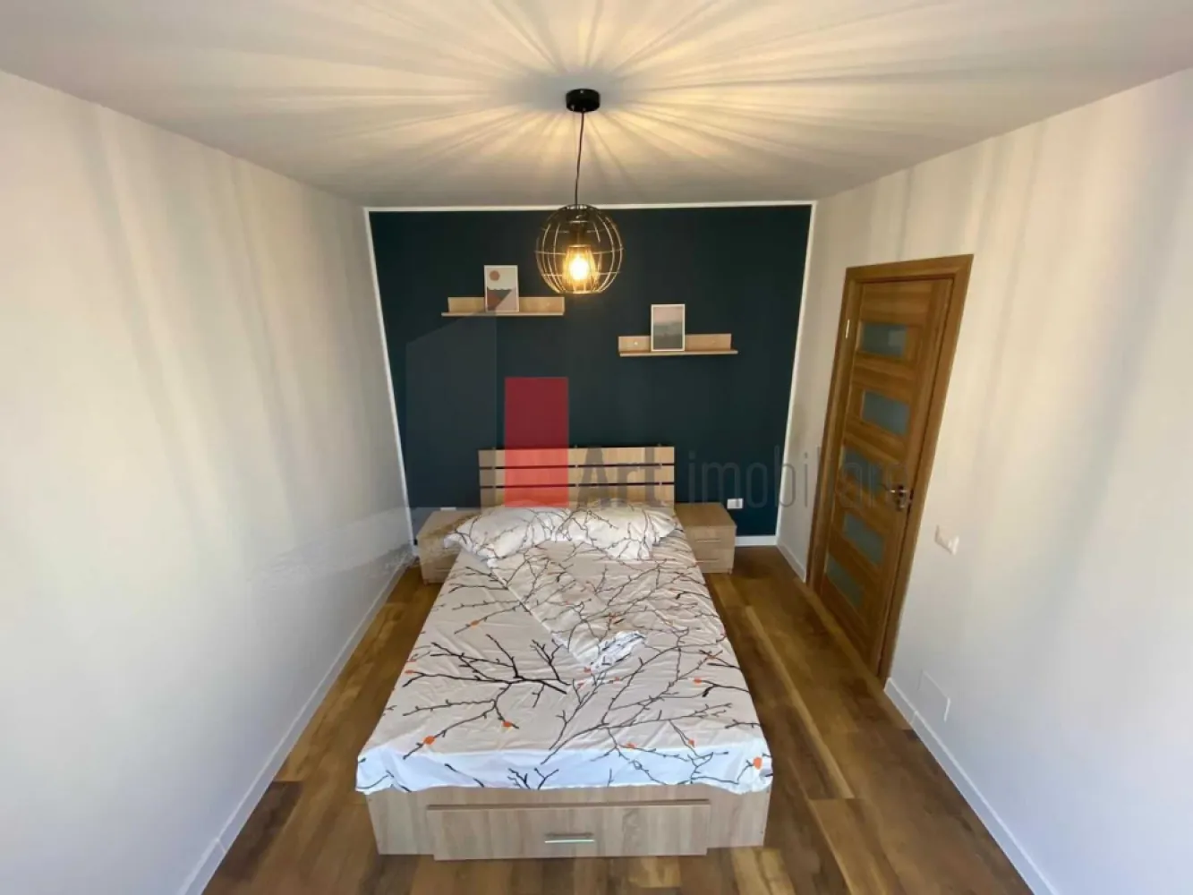 Apartament cochet cu 2 camere – Zona Șoseaua Colentina (Obor) - Descoperiți o locuință cu personalitate, gata de mutat! Proprietatea are o compartimentare decomandată, o suprafață utilă de 50 mp și este poziționată la etajul 5 dintr-un imobil cu 10 niveluri. Blocul este anvelopat, garantând cheltuieli minime de întreținere.
 Interiorul a fost complet reconstruit: instalațiile sanitare și electrice sunt noi, parchet triplustratificat pe sapa autonivelanta in tot apartamentul iar mobilierul și electrocasnicele (frigiderul și TV-ul sunt în garanție) Tot aranjamentul oferă un aer contemporan și proaspăt. Datorită orientării Sud-Vest, apartamentul se bucură de o atmosferă caldă și luminoasă.
 Situat strategic pe Șoseaua Colentina, apartamentul oferă acces direct la:
Hub de transport: Linii STB la scară (tramvaiul 21 asigură legătura directă cu Centrul Vechi/Universitate în 10 minute) și metrou Obor la o plimbare scurtă.
 Puncte de interes: În imediata proximitate găsiți Veranda Mall, Piața Obor, farmacii, bănci, restaurante și cafenele.
 Parcuri: Zone verzi generoase în apropiere (Parcul Obor, Parcul Circului și Parcul Plumbuita).
 Școli de renume: Zona este excelentă pentru copii, fiind extrem de aproape de Colegiul Național „Iulia Hasdeu” și instituții de învățământ primar.
