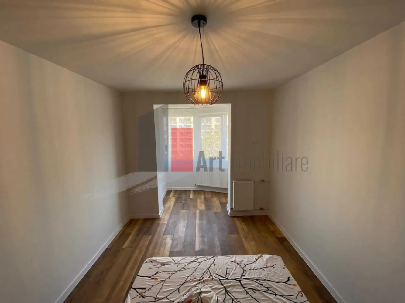 Apartament cochet cu 2 camere – Zona Șoseaua Colentina (Obor) - Descoperiți o locuință cu personalitate, gata de mutat! Proprietatea are o compartimentare decomandată, o suprafață utilă de 50 mp și este poziționată la etajul 5 dintr-un imobil cu 10 niveluri. Blocul este anvelopat, garantând cheltuieli minime de întreținere.
 Interiorul a fost complet reconstruit: instalațiile sanitare și electrice sunt noi, parchet triplustratificat pe sapa autonivelanta in tot apartamentul iar mobilierul și electrocasnicele (frigiderul și TV-ul sunt în garanție) Tot aranjamentul oferă un aer contemporan și proaspăt. Datorită orientării Sud-Vest, apartamentul se bucură de o atmosferă caldă și luminoasă.
 Situat strategic pe Șoseaua Colentina, apartamentul oferă acces direct la:
Hub de transport: Linii STB la scară (tramvaiul 21 asigură legătura directă cu Centrul Vechi/Universitate în 10 minute) și metrou Obor la o plimbare scurtă.
 Puncte de interes: În imediata proximitate găsiți Veranda Mall, Piața Obor, farmacii, bănci, restaurante și cafenele.
 Parcuri: Zone verzi generoase în apropiere (Parcul Obor, Parcul Circului și Parcul Plumbuita).
 Școli de renume: Zona este excelentă pentru copii, fiind extrem de aproape de Colegiul Național „Iulia Hasdeu” și instituții de învățământ primar.