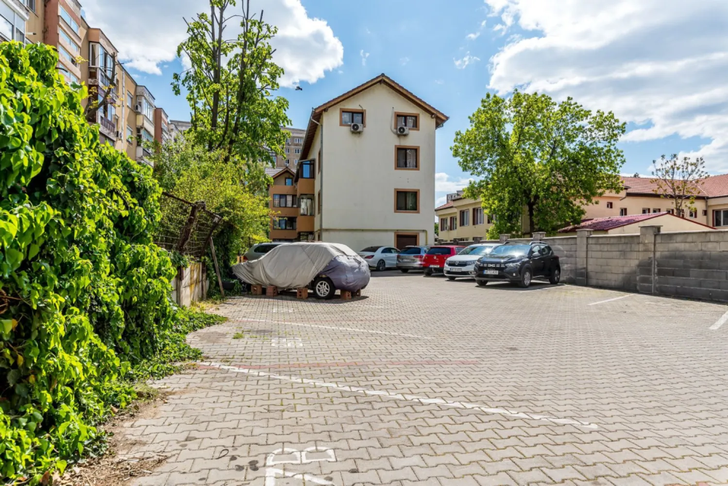 Apartament cu 2 dormitoare și loc de parcare - 0% COMISION - Vă propun spre achiziție o proprietate ce îmbină perfect dinamismul zonei Vlaicu cu liniștea unei străzi secundare, într-un imobil finalizat în anul 2019. Situat într-un bloc exclusivist cu regim mic de înălțime (P+2+M), acest apartament este definit prin lumină, eficiență și o structură modernă, fiind ideal pentru cei care caută un „acasă” privat sau o investiție cu randament imediat.

Situat pe strada Constantin Brâncuși, apartamentul beneficiază de acces rapid către principalele puncte de interes, rămânând totodată protejat de zgomotul arterelor principale.

Poziționarea la mansardă transformă locuința într-un spațiu de liniște absolută. Fără vecini deasupra și cu o orientare spre Est, vă bucurați de soarele dimineții și de un microclimat plăcut pe tot parcursul zilei.

Cu o suprafață construită de 72 mp (54 mp utili), spațiul este compartimentat inteligent: living cu bucătărie open-space, două dormitoare intime, baie cu cadă și finisaje moderne, fiind vândut complet mobilat și utilat.

Într-o zonă unde confortul parcării este un lux, această proprietate include un loc de parcare propriu, un activ esențial care adaugă valoare și siguranță investiției dumneavoastră.

An construcție: 2019 (Structură modernă, eficiență energetică ridicată)
Dotări: Centrală proprie, climatizare, mobilat complet.

Preț: 79.900 Euro
Comision 0% pentru cumpărător.

Pentru detalii și programarea unei vizionări:
Jasmina Uglesits - 0740814770 Consultant imobiliar - Agenția ACASĂ Arad

Nu dispui de toată suma? Te ajutăm noi gratuit! Îți obținem oferte de la 16 bănci.

Ai o proprietate de vânzare în Arad și vrei să știi cât valorează cu adevărat?
Sună-mă pentru o evaluare gratuită, fără obligații.

Birou: ACASĂ | Agenție imobiliară Arad
Bulevardul Decebal 2, Arad 310133