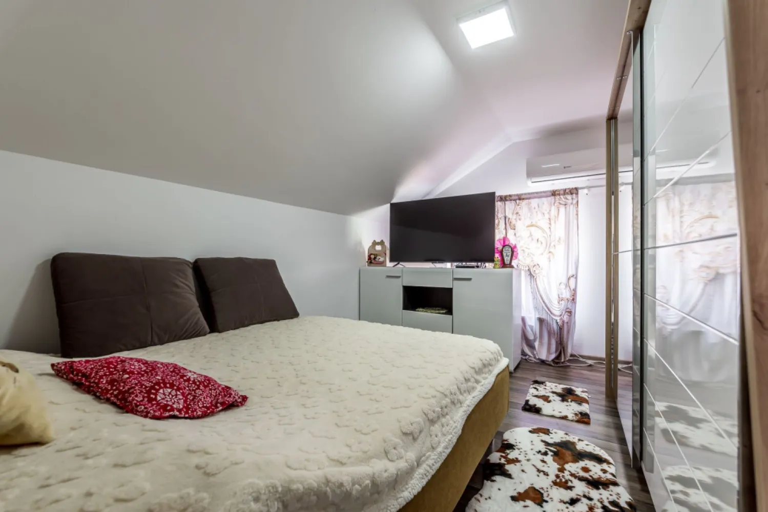 Apartament cu 2 dormitoare și loc de parcare - 0% COMISION - Vă propun spre achiziție o proprietate ce îmbină perfect dinamismul zonei Vlaicu cu liniștea unei străzi secundare, într-un imobil finalizat în anul 2019. Situat într-un bloc exclusivist cu regim mic de înălțime (P+2+M), acest apartament este definit prin lumină, eficiență și o structură modernă, fiind ideal pentru cei care caută un „acasă” privat sau o investiție cu randament imediat.

Situat pe strada Constantin Brâncuși, apartamentul beneficiază de acces rapid către principalele puncte de interes, rămânând totodată protejat de zgomotul arterelor principale.

Poziționarea la mansardă transformă locuința într-un spațiu de liniște absolută. Fără vecini deasupra și cu o orientare spre Est, vă bucurați de soarele dimineții și de un microclimat plăcut pe tot parcursul zilei.

Cu o suprafață construită de 72 mp (54 mp utili), spațiul este compartimentat inteligent: living cu bucătărie open-space, două dormitoare intime, baie cu cadă și finisaje moderne, fiind vândut complet mobilat și utilat.

Într-o zonă unde confortul parcării este un lux, această proprietate include un loc de parcare propriu, un activ esențial care adaugă valoare și siguranță investiției dumneavoastră.

An construcție: 2019 (Structură modernă, eficiență energetică ridicată)
Dotări: Centrală proprie, climatizare, mobilat complet.

Preț: 79.900 Euro
Comision 0% pentru cumpărător.

Pentru detalii și programarea unei vizionări:
Jasmina Uglesits - 0740814770 Consultant imobiliar - Agenția ACASĂ Arad

Nu dispui de toată suma? Te ajutăm noi gratuit! Îți obținem oferte de la 16 bănci.

Ai o proprietate de vânzare în Arad și vrei să știi cât valorează cu adevărat?
Sună-mă pentru o evaluare gratuită, fără obligații.

Birou: ACASĂ | Agenție imobiliară Arad
Bulevardul Decebal 2, Arad 310133