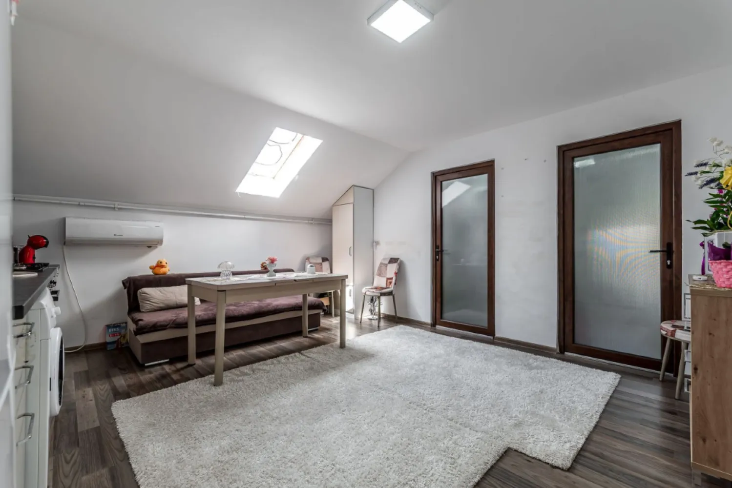 Apartament cu 2 dormitoare și loc de parcare - 0% COMISION - Vă propun spre achiziție o proprietate ce îmbină perfect dinamismul zonei Vlaicu cu liniștea unei străzi secundare, într-un imobil finalizat în anul 2019. Situat într-un bloc exclusivist cu regim mic de înălțime (P+2+M), acest apartament este definit prin lumină, eficiență și o structură modernă, fiind ideal pentru cei care caută un „acasă” privat sau o investiție cu randament imediat.

Situat pe strada Constantin Brâncuși, apartamentul beneficiază de acces rapid către principalele puncte de interes, rămânând totodată protejat de zgomotul arterelor principale.

Poziționarea la mansardă transformă locuința într-un spațiu de liniște absolută. Fără vecini deasupra și cu o orientare spre Est, vă bucurați de soarele dimineții și de un microclimat plăcut pe tot parcursul zilei.

Cu o suprafață construită de 72 mp (54 mp utili), spațiul este compartimentat inteligent: living cu bucătărie open-space, două dormitoare intime, baie cu cadă și finisaje moderne, fiind vândut complet mobilat și utilat.

Într-o zonă unde confortul parcării este un lux, această proprietate include un loc de parcare propriu, un activ esențial care adaugă valoare și siguranță investiției dumneavoastră.

An construcție: 2019 (Structură modernă, eficiență energetică ridicată)
Dotări: Centrală proprie, climatizare, mobilat complet.

Preț: 77.000 Euro
Comision 0% pentru cumpărător.

Pentru detalii și programarea unei vizionări:
Jasmina Uglesits - 0740814770 Consultant imobiliar - Agenția ACASĂ Arad

Nu dispui de toată suma? Te ajutăm noi gratuit! Îți obținem oferte de la 16 bănci.

Ai o proprietate de vânzare în Arad și vrei să știi cât valorează cu adevărat?
Sună-mă pentru o evaluare gratuită, fără obligații.

Birou: ACASĂ | Agenție imobiliară Arad
Bulevardul Decebal 2, Arad 310133
