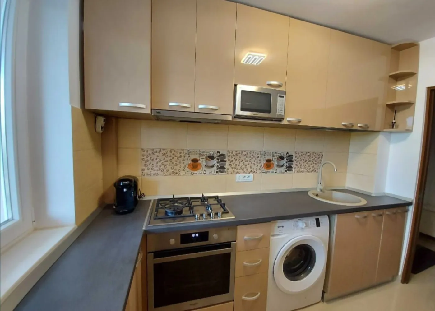 Apartament 3 camere decomandat lângă AFI Cotroceni, metrou 5 min - Vă propunem spre închiriere un apartament decomandat cu 3 camere, complet mobilat și utilat modern, situat vis-a-vis de AFI Cotroceni, pe Bulevardul Timișoarei, într-un bloc reabilitat termic, cu costuri reduse de întreținere.
Apartamentul este curat, luminos și bine compartimentat, ideal pentru studenți, rezidenți sau tineri profesioniști.

📍 Etaj 3 din 8, bloc cu lift.
Compartimentare & dotări
3 camere decomandate
Living spațios
2 dormitoare
Bucătărie complet utilată
Baie
2 balcoane
Aer condiționat
Mobilier modern
Electrocasnice complete
Apartament bine întreținut, gata de mutare
Localizare excelentă
1 minut de mers pe jos până la AFI Cotroceni
5 minute de mers pe jos până la Metrou

🎓 Educație & universități:
Universitatea Politehnica București – acces rapid
Facultatea de Medicină Carol Davila – conexiune directă
Multiple campusuri și cămine studențești în apropiere

🚇 Transport:
Metrou Favorit
Metrou Politehnica
Tramvaie, autobuze și troleibuze la câteva minute
Acces rapid către centru și zonele de business

🛍️ Comercial & recreere:
AFI Cotroceni Mall (shopping, cinema, restaurante)
Supermarketuri, cafenele, săli de fitness
Parcuri și zone verzi în apropiere
Alte avantaje
✔ Bloc izolat termic
✔ Costuri mici de întreținere
✔ Zonă sigură și bine conectată
✔ Ideal pentru închiriere pe termen lung

Comision agentie 50% din prima luna

Cu deosebita consideratie ,
Arbore Real Estate