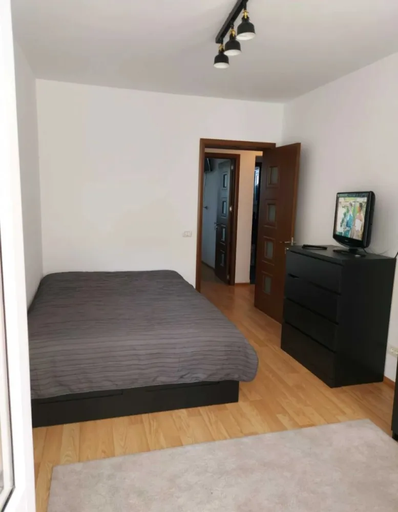 Apartament 3 camere decomandat lângă AFI Cotroceni, metrou 5 min - Vă propunem spre închiriere un apartament decomandat cu 3 camere, complet mobilat și utilat modern, situat vis-a-vis de AFI Cotroceni, pe Bulevardul Timișoarei, într-un bloc reabilitat termic, cu costuri reduse de întreținere.
Apartamentul este curat, luminos și bine compartimentat, ideal pentru studenți, rezidenți sau tineri profesioniști.

📍 Etaj 3 din 8, bloc cu lift.
Compartimentare & dotări
3 camere decomandate
Living spațios
2 dormitoare
Bucătărie complet utilată
Baie
2 balcoane
Aer condiționat
Mobilier modern
Electrocasnice complete
Apartament bine întreținut, gata de mutare
Localizare excelentă
1 minut de mers pe jos până la AFI Cotroceni
5 minute de mers pe jos până la Metrou

🎓 Educație & universități:
Universitatea Politehnica București – acces rapid
Facultatea de Medicină Carol Davila – conexiune directă
Multiple campusuri și cămine studențești în apropiere

🚇 Transport:
Metrou Favorit
Metrou Politehnica
Tramvaie, autobuze și troleibuze la câteva minute
Acces rapid către centru și zonele de business

🛍️ Comercial & recreere:
AFI Cotroceni Mall (shopping, cinema, restaurante)
Supermarketuri, cafenele, săli de fitness
Parcuri și zone verzi în apropiere
Alte avantaje
✔ Bloc izolat termic
✔ Costuri mici de întreținere
✔ Zonă sigură și bine conectată
✔ Ideal pentru închiriere pe termen lung

Comision agentie 50% din prima luna

Cu deosebita consideratie ,
Arbore Real Estate
