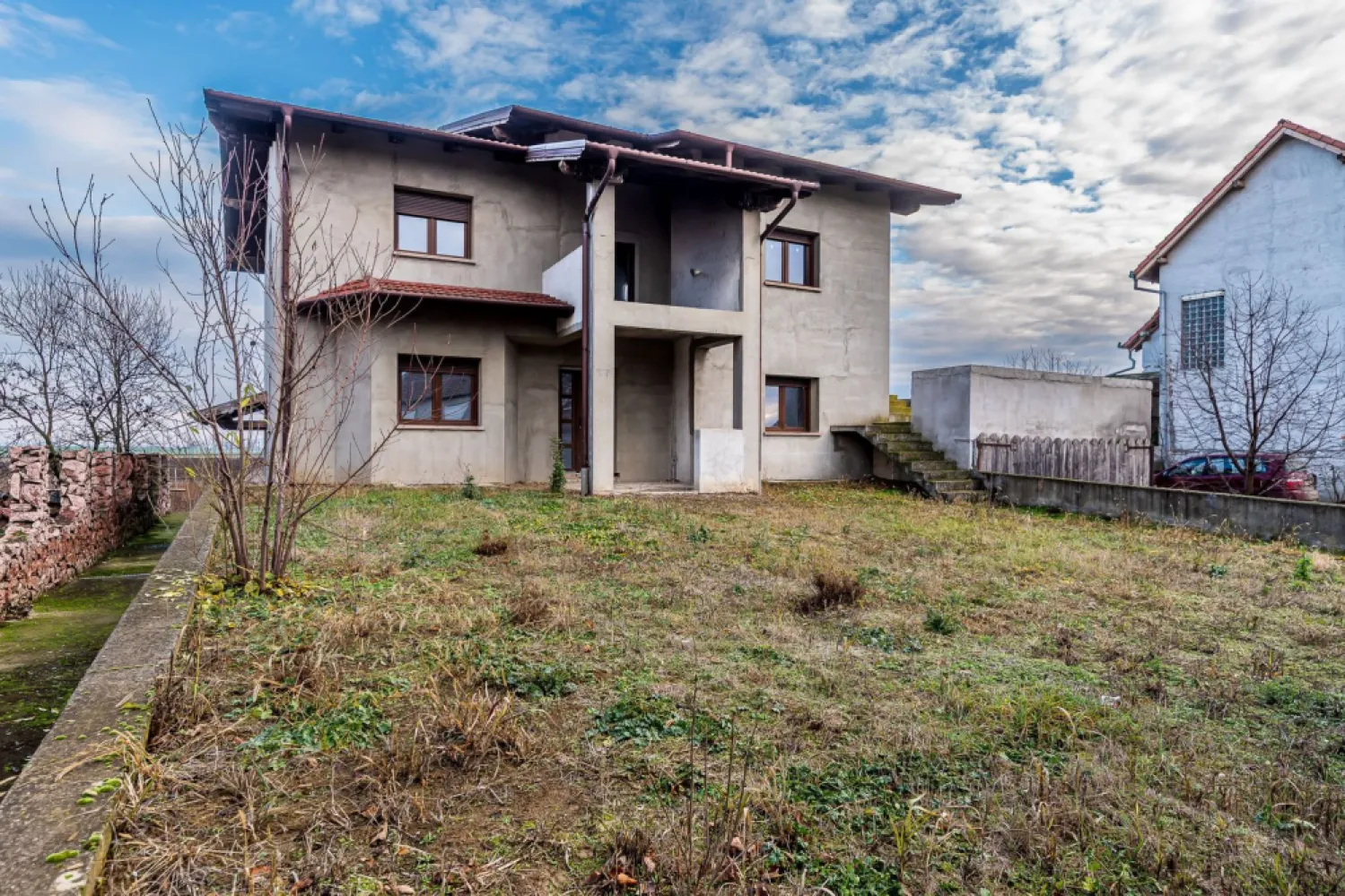 Casă spatioasa, construcție nouă – Zimandu Nou Teren 998 mp Comision 0 - Comision 0%
Vă propunem spre vânzare o casă individuală, construcție nouă, situată în Zimandu Nou, ideală pentru cei care își doresc o proprietate solidă, generoasă ca suprafață, pe care să o personalizeze după propriul gust.

Proprietatea este edificată pe un teren de 998 mp și dispune de o suprafață utilă de 325 mp, oferind spațiu amplu pentru o familie mare sau pentru multiple zone funcționale. Casa este semifinisată, la gri, atât la interior, cât și la exterior, iar demisolul este finalizat, gata pentru utilizare imediată.

Imobilul beneficiază de toate utilitățile: gaz, curent, apă și canalizare. Este dotat cu garaj, terasă, acoperiș din țiglă și rolete electrice, fiind construit cu atenție la detalii și durabilitate.

Un avantaj important îl reprezintă valoarea investiției: prețul este sub costul actual de construire, raportat la un cost de aproximativ 265 euro/mp construit, fără a include valoarea terenului – o oportunitate rară pe piață.

🏡 Predare imediată – ideală pentru cei care doresc să finalizeze rapid amenajările și să se mute sau să investească inteligent.

📍 Localizare: Zimandu Nou
📐 Teren: 998 mp
🏠 Suprafață utilă: 325 mp
🔧 Stadiu: semifinisat (la gri)
🚗 Garaj | Terasă | Rolete electrice | Toate utilitățile

📞 Pentru detalii și programarea unei vizionări:
Blaga Flavius – 0754467525 Consultant imobiliar acreditat APAIR (Asociația Profesională a Agenților Imobiliari din România)

Nu dispui de toată suma? Te ajutăm noi gratuit! Îți obținem oferte de la 16 bănci.
Ai o proprietate de vânzare în Arad și vrei să știi cât valorează cu adevărat?

Birou: ACASĂ | Agenție imobiliară Arad
Adresă: Bulevardul Decebal 2, Arad 310133