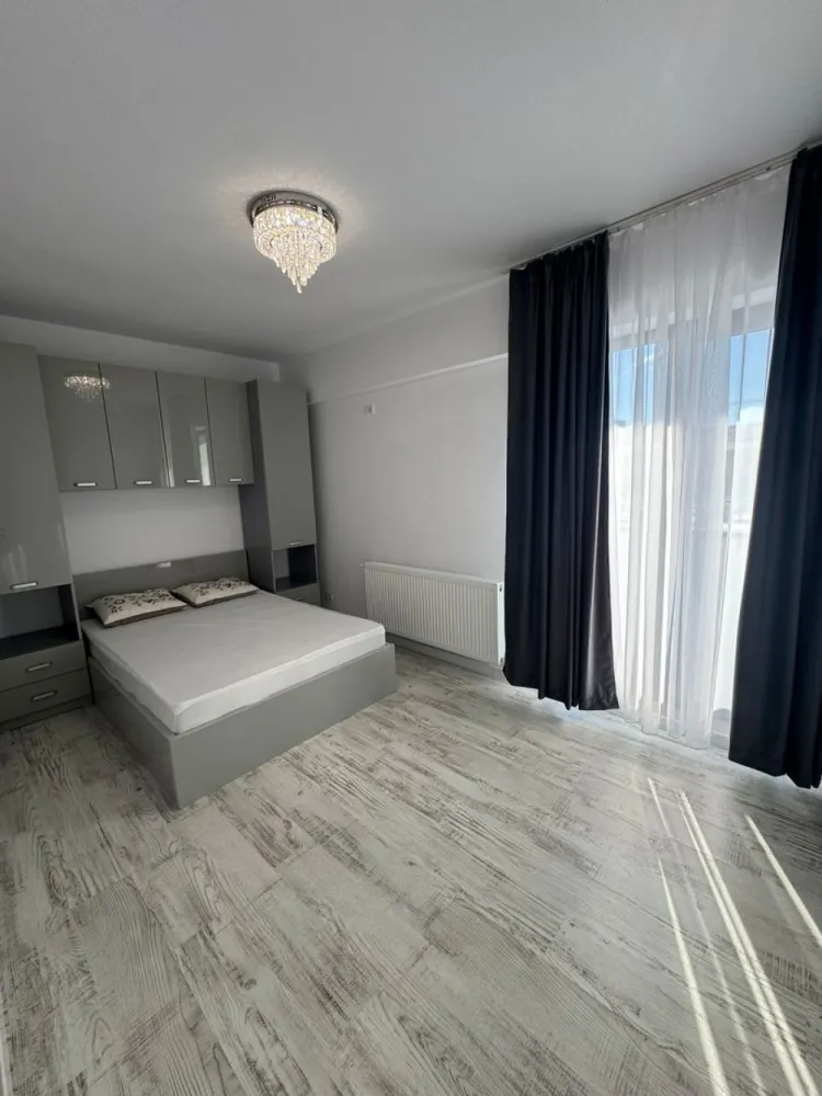 Apartament 2 camere prima închiriere Militari Residence Drumul Osiei - Apartament de închiriat la intrare în Militari Residence, strada Drumul Osiei 60B Suprafață utilă 55 mp. Etaj 1 din 4 etaje. Apartamentul este la prima închiriere. Mobilier nou. Centrală proprie. Contorizare individuală. Aer condiționat. Compartimentare practică living, dormitor, bucătărie complet mobilată și utilată, baie complet echipată. În apropierea blocului se află Complex Militari Shopping, Lidl, Kaufland. Ai acces rapid la metrou Preciziei și metrou Păcii. În zonă găsești restaurante și magazine. Loc de parcare ACOPERIT pret: 50 euro lunar Contract pe 12 luni, cu posibilitate de prelungire. Comision standard 50% dintr o lună de chirie. Se plătește o singură dată, la semnarea contractului. La semnare se achită comisionul 225 euro, garanția 450 euro și prima lună de chirie 450 euro. Ulterior se plătește lunar chiria și utilitățile, în funcție de consum. Nu se acceptă: Cetățeni străini (Exceptand ucrainieni daca stau minim 6 luni), persoane de etnie romă, animale de companie. Detalii la numărul 0724 826 913 Bogdan }}