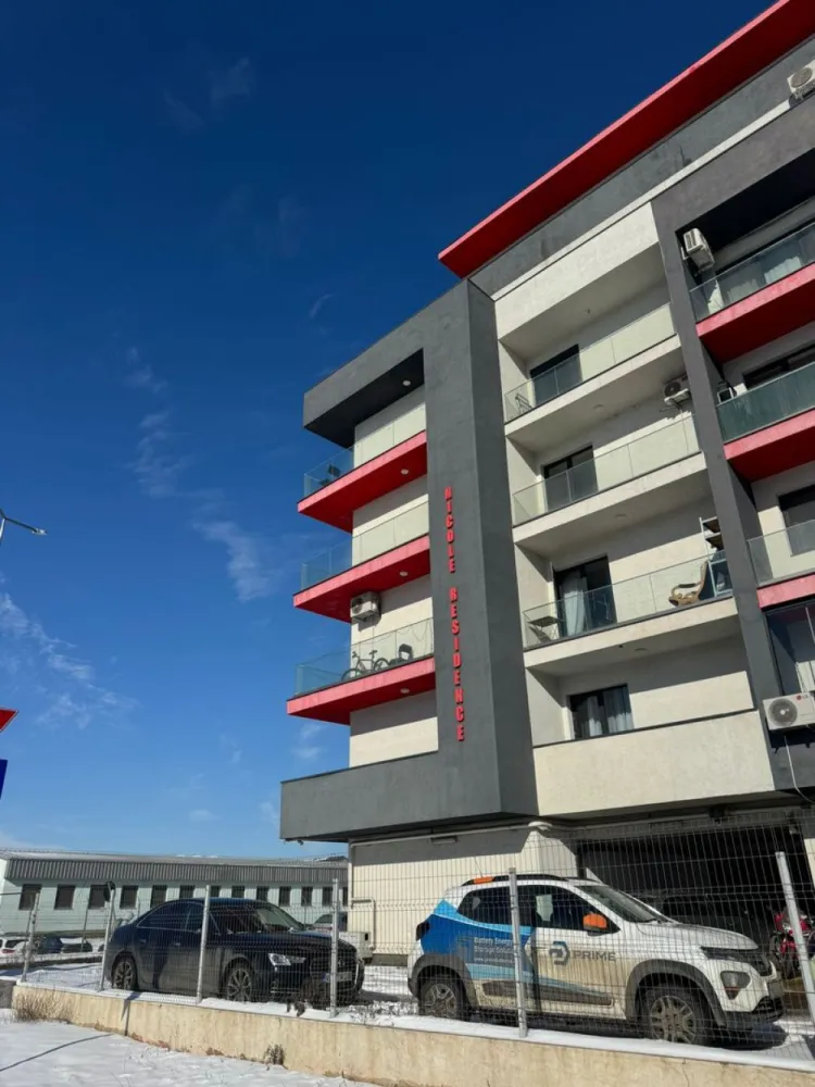 Apartament 2 camere prima închiriere Militari Residence Drumul Osiei - Apartament de închiriat la intrare în Militari Residence, strada Drumul Osiei 60B Suprafață utilă 55 mp. Etaj 1 din 4 etaje. Apartamentul este la prima închiriere. Mobilier nou. Centrală proprie. Contorizare individuală. Aer condiționat. Compartimentare practică living, dormitor, bucătărie complet mobilată și utilată, baie complet echipată. În apropierea blocului se află Complex Militari Shopping, Lidl, Kaufland. Ai acces rapid la metrou Preciziei și metrou Păcii. În zonă găsești restaurante și magazine. Loc de parcare ACOPERIT pret: 50 euro lunar Contract pe 12 luni, cu posibilitate de prelungire. Comision standard 50% dintr o lună de chirie. Se plătește o singură dată, la semnarea contractului. La semnare se achită comisionul 225 euro, garanția 450 euro și prima lună de chirie 450 euro. Ulterior se plătește lunar chiria și utilitățile, în funcție de consum. Nu se acceptă: Cetățeni străini (Exceptand ucrainieni daca stau minim 6 luni), persoane de etnie romă, animale de companie. Detalii la numărul 0724 826 913 Bogdan }}