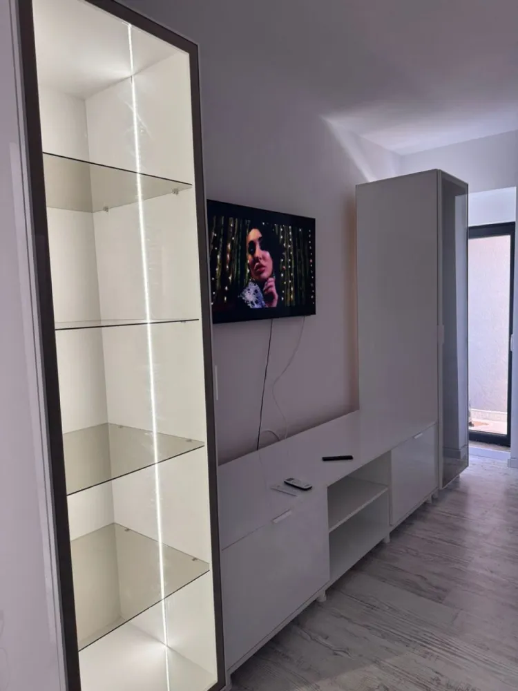 Apartament 2 camere prima închiriere Militari Residence Drumul Osiei - Apartament de închiriat la intrare în Militari Residence, strada Drumul Osiei 60B Suprafață utilă 55 mp. Etaj 1 din 4 etaje. Apartamentul este la prima închiriere. Mobilier nou. Centrală proprie. Contorizare individuală. Aer condiționat. Compartimentare practică living, dormitor, bucătărie complet mobilată și utilată, baie complet echipată. În apropierea blocului se află Complex Militari Shopping, Lidl, Kaufland. Ai acces rapid la metrou Preciziei și metrou Păcii. În zonă găsești restaurante și magazine. Loc de parcare ACOPERIT pret: 50 euro lunar Contract pe 12 luni, cu posibilitate de prelungire. Comision standard 50% dintr o lună de chirie. Se plătește o singură dată, la semnarea contractului. La semnare se achită comisionul 225 euro, garanția 450 euro și prima lună de chirie 450 euro. Ulterior se plătește lunar chiria și utilitățile, în funcție de consum. Nu se acceptă: Cetățeni străini (Exceptand ucrainieni daca stau minim 6 luni), persoane de etnie romă, animale de companie. Detalii la numărul 0724 826 913 Bogdan }}