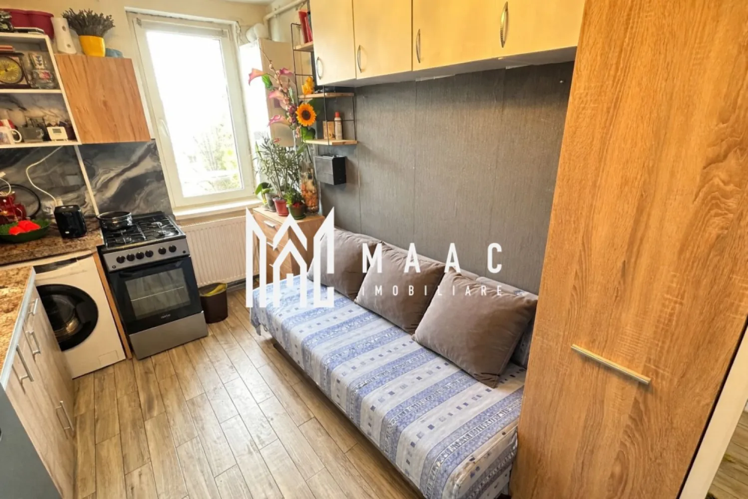 Garsonieră | Ideală investiție | Etaj 3 | Vasile Milea - Maac Imobiliare prezintă spre vânzare o cameră cu duș, cu suprafața de 12 mp, mobilată și utilată complet — o locuință compactă, practică și eficientă. Proprietatea se vinde exact ca în prezentare și dispune de mașină de spălat, dulap, aragaz, TV și canapea extensibilă, toate în stare foarte bună. Spațiul este inteligent organizat, oferind confort și funcționalitate, cu costuri reduse de întreținere. Toaleta este la comun,. Camera este situată la etajul 3 al unui bloc cu 8 etaje, poziționată pe mijloc, ceea ce asigură un bun confort termic. Datorită amplasării excelente, în apropiere de Bulevardul Vasile Milea, proprietatea oferă acces rapid la stații de autobuz, parcuri, supermarketuri și alte puncte de interes. Zona este liniștită, fiind ideală atât pentru locuire, cât și pentru investiție în vederea închirierii. Pentru mai multe detalii și programări la vizionare, vă rugăm să menționați telefonic ID-ul: CP2911483. }}