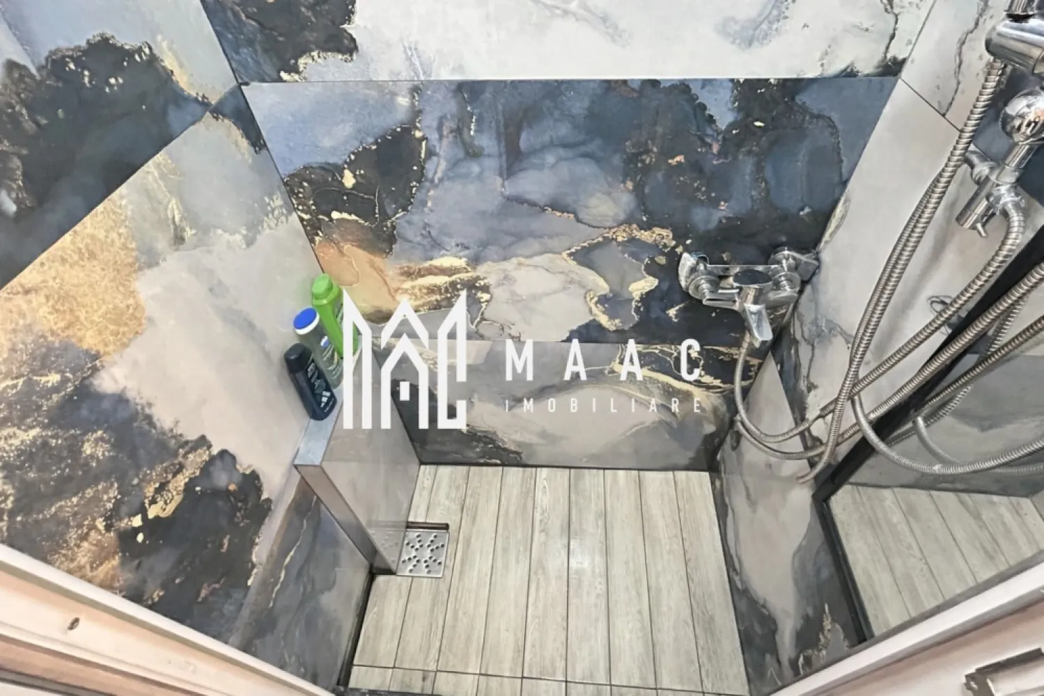 Garsonieră | Ideală investiție | Etaj 3 | Vasile Milea - Maac Imobiliare prezintă spre vânzare o cameră cu duș, cu suprafața de 12 mp, mobilată și utilată complet — o locuință compactă, practică și eficientă. Proprietatea se vinde exact ca în prezentare și dispune de mașină de spălat, dulap, aragaz, TV și canapea extensibilă, toate în stare foarte bună. Spațiul este inteligent organizat, oferind confort și funcționalitate, cu costuri reduse de întreținere. Toaleta este la comun,. Camera este situată la etajul 3 al unui bloc cu 8 etaje, poziționată pe mijloc, ceea ce asigură un bun confort termic. Datorită amplasării excelente, în apropiere de Bulevardul Vasile Milea, proprietatea oferă acces rapid la stații de autobuz, parcuri, supermarketuri și alte puncte de interes. Zona este liniștită, fiind ideală atât pentru locuire, cât și pentru investiție în vederea închirierii. Pentru mai multe detalii și programări la vizionare, vă rugăm să menționați telefonic ID-ul: CP2911483. }}