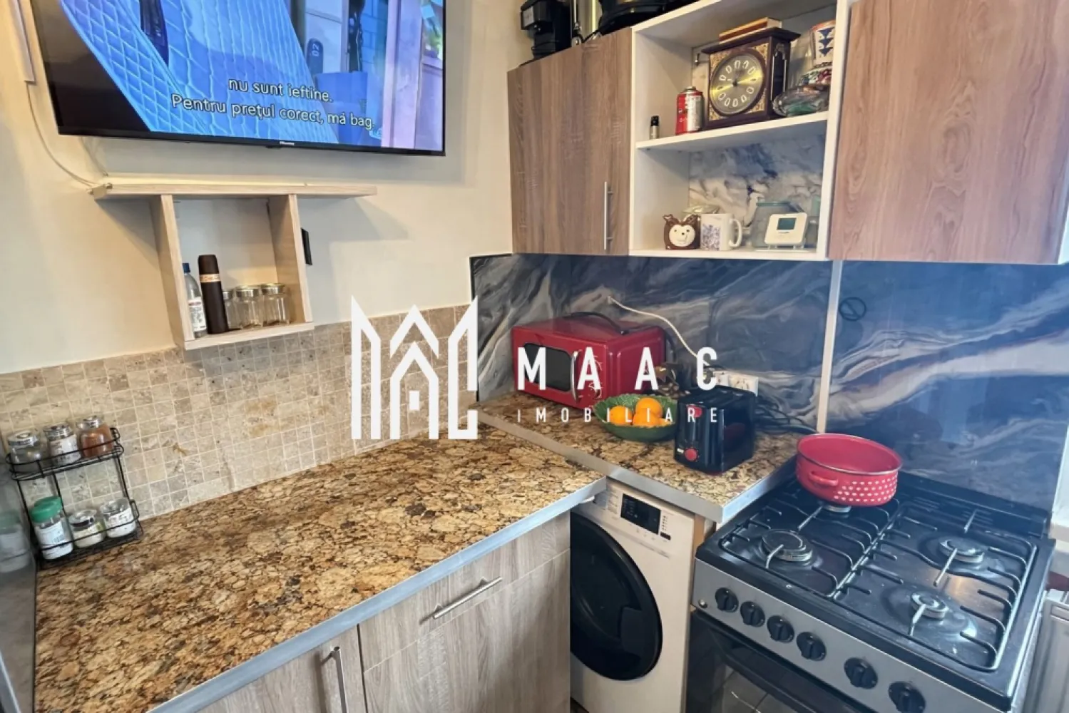 Garsonieră | Ideală investiție | Etaj 3 | Vasile Milea - Maac Imobiliare prezintă spre vânzare o cameră cu duș, cu suprafața de 12 mp, mobilată și utilată complet — o locuință compactă, practică și eficientă. Proprietatea se vinde exact ca în prezentare și dispune de mașină de spălat, dulap, aragaz, TV și canapea extensibilă, toate în stare foarte bună. Spațiul este inteligent organizat, oferind confort și funcționalitate, cu costuri reduse de întreținere. Toaleta este la comun,. Camera este situată la etajul 3 al unui bloc cu 8 etaje, poziționată pe mijloc, ceea ce asigură un bun confort termic. Datorită amplasării excelente, în apropiere de Bulevardul Vasile Milea, proprietatea oferă acces rapid la stații de autobuz, parcuri, supermarketuri și alte puncte de interes. Zona este liniștită, fiind ideală atât pentru locuire, cât și pentru investiție în vederea închirierii. Pentru mai multe detalii și programări la vizionare, vă rugăm să menționați telefonic ID-ul: CP2911483. }}