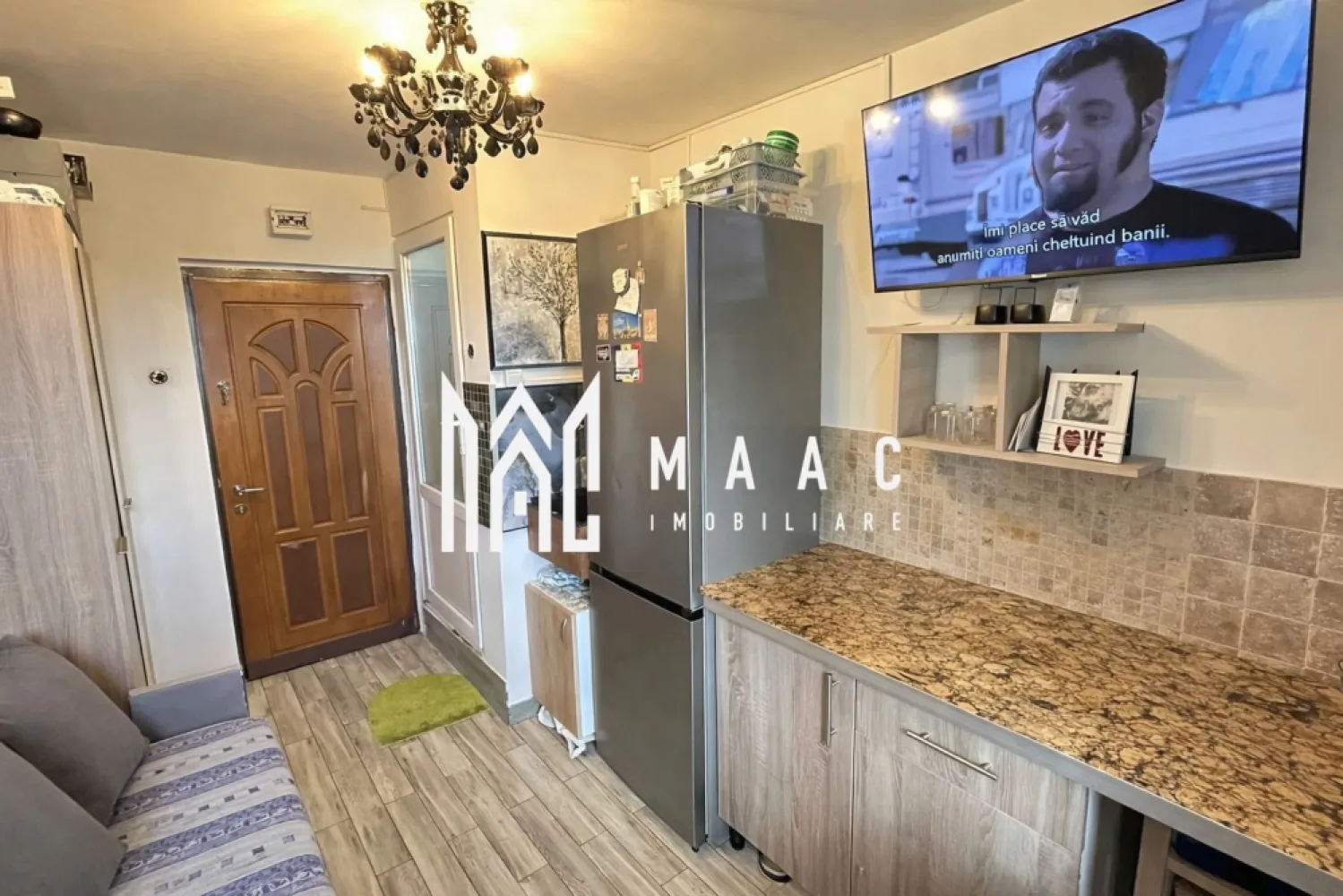 Garsonieră | Ideală investiție | Etaj 3 | Vasile Milea - Maac Imobiliare prezintă spre vânzare o cameră cu duș, cu suprafața de 12 mp, mobilată și utilată complet — o locuință compactă, practică și eficientă. Proprietatea se vinde exact ca în prezentare și dispune de mașină de spălat, dulap, aragaz, TV și canapea extensibilă, toate în stare foarte bună. Spațiul este inteligent organizat, oferind confort și funcționalitate, cu costuri reduse de întreținere. Toaleta este la comun,. Camera este situată la etajul 3 al unui bloc cu 8 etaje, poziționată pe mijloc, ceea ce asigură un bun confort termic. Datorită amplasării excelente, în apropiere de Bulevardul Vasile Milea, proprietatea oferă acces rapid la stații de autobuz, parcuri, supermarketuri și alte puncte de interes. Zona este liniștită, fiind ideală atât pentru locuire, cât și pentru investiție în vederea închirierii. Pentru mai multe detalii și programări la vizionare, vă rugăm să menționați telefonic ID-ul: CP2911483. }}