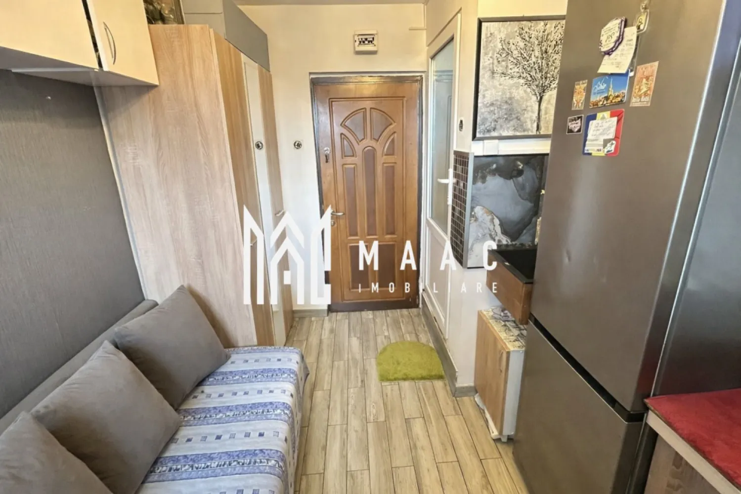 Garsonieră | Ideală investiție | Etaj 3 | Vasile Milea - Maac Imobiliare prezintă spre vânzare o cameră cu duș, cu suprafața de 12 mp, mobilată și utilată complet — o locuință compactă, practică și eficientă. Proprietatea se vinde exact ca în prezentare și dispune de mașină de spălat, dulap, aragaz, TV și canapea extensibilă, toate în stare foarte bună. Spațiul este inteligent organizat, oferind confort și funcționalitate, cu costuri reduse de întreținere. Toaleta este la comun,. Camera este situată la etajul 3 al unui bloc cu 8 etaje, poziționată pe mijloc, ceea ce asigură un bun confort termic. Datorită amplasării excelente, în apropiere de Bulevardul Vasile Milea, proprietatea oferă acces rapid la stații de autobuz, parcuri, supermarketuri și alte puncte de interes. Zona este liniștită, fiind ideală atât pentru locuire, cât și pentru investiție în vederea închirierii. Pentru mai multe detalii și programări la vizionare, vă rugăm să menționați telefonic ID-ul: CP2911483. }}