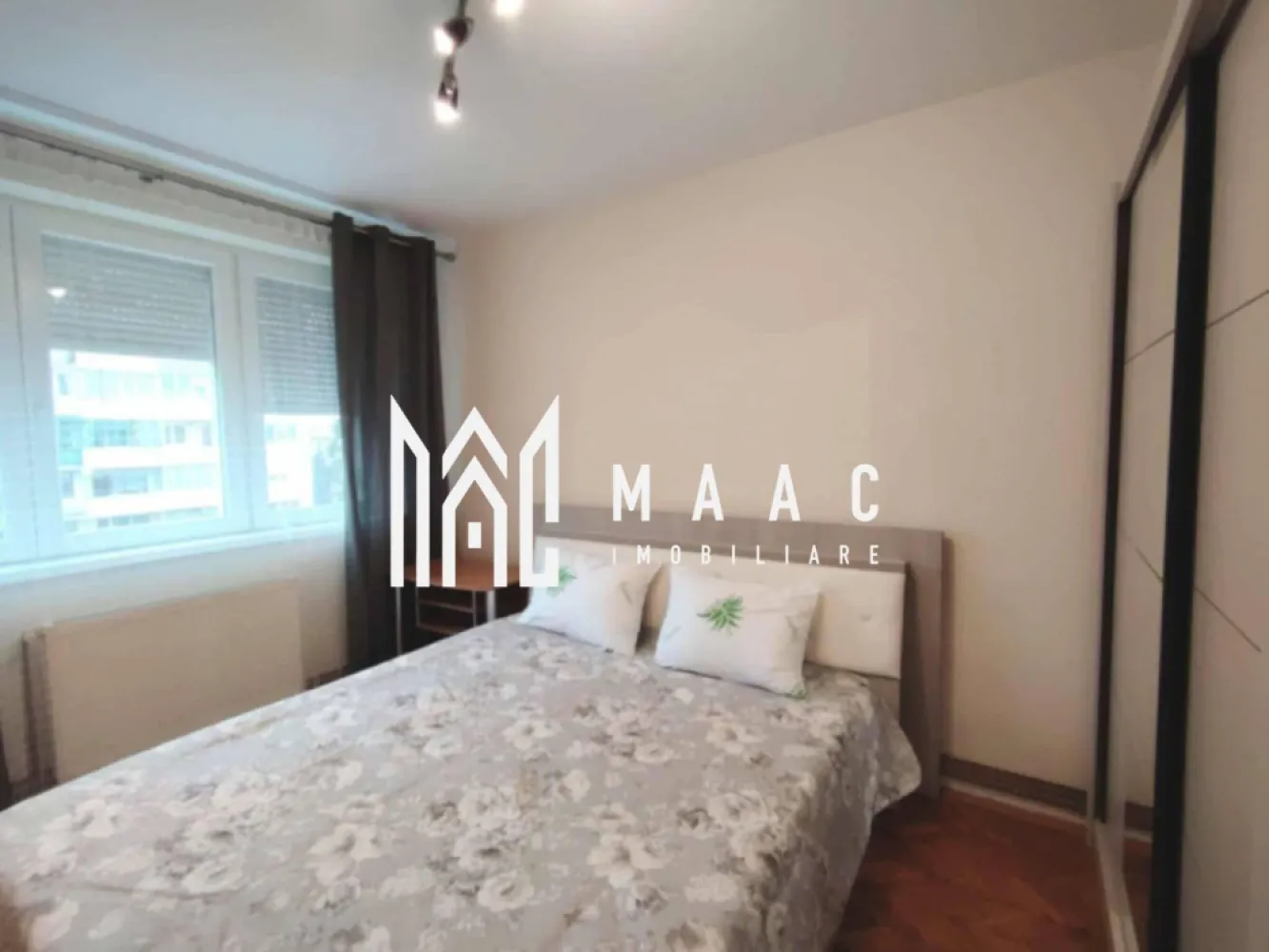 Apartament 3 camere | Renovat recent | Balcon | Lift | Mihai Viteazul - Maac Imobiliare prezintă un apartament renovat recent, situat într-una dintre cele mai căutate zone ale orașului Sibiu — Bulevardul Mihai Viteazul, o locație ideală pentru cei care își doresc acces rapid la toate punctele de interes urban. Locuința are o suprafață utilă de 75 mp, la care se adaugă un balcon generos de 7 mp, fiind poziționată la etajul 5 din 10 într-un imobil dotat cu lift modern. Compartimentarea este practică și luminoasă, oferind un spațiu confortabil pentru locuire. Zona reprezintă un mare avantaj: în imediata apropiere se află facultăți, magazine, stații de autobuz, zone comerciale și acces rapid către centru — absolut tot ce este necesar pentru un stil de viață comod. Condiții de închiriere: – chirie: 500 euro/lună – garanție: 500 euro Apartamentul este disponibil pentru închiriere imediată. Pentru mai multe detalii sau pentru a programa o vizionare, nu ezitați să ne contactați! ID- CP2912789 }}