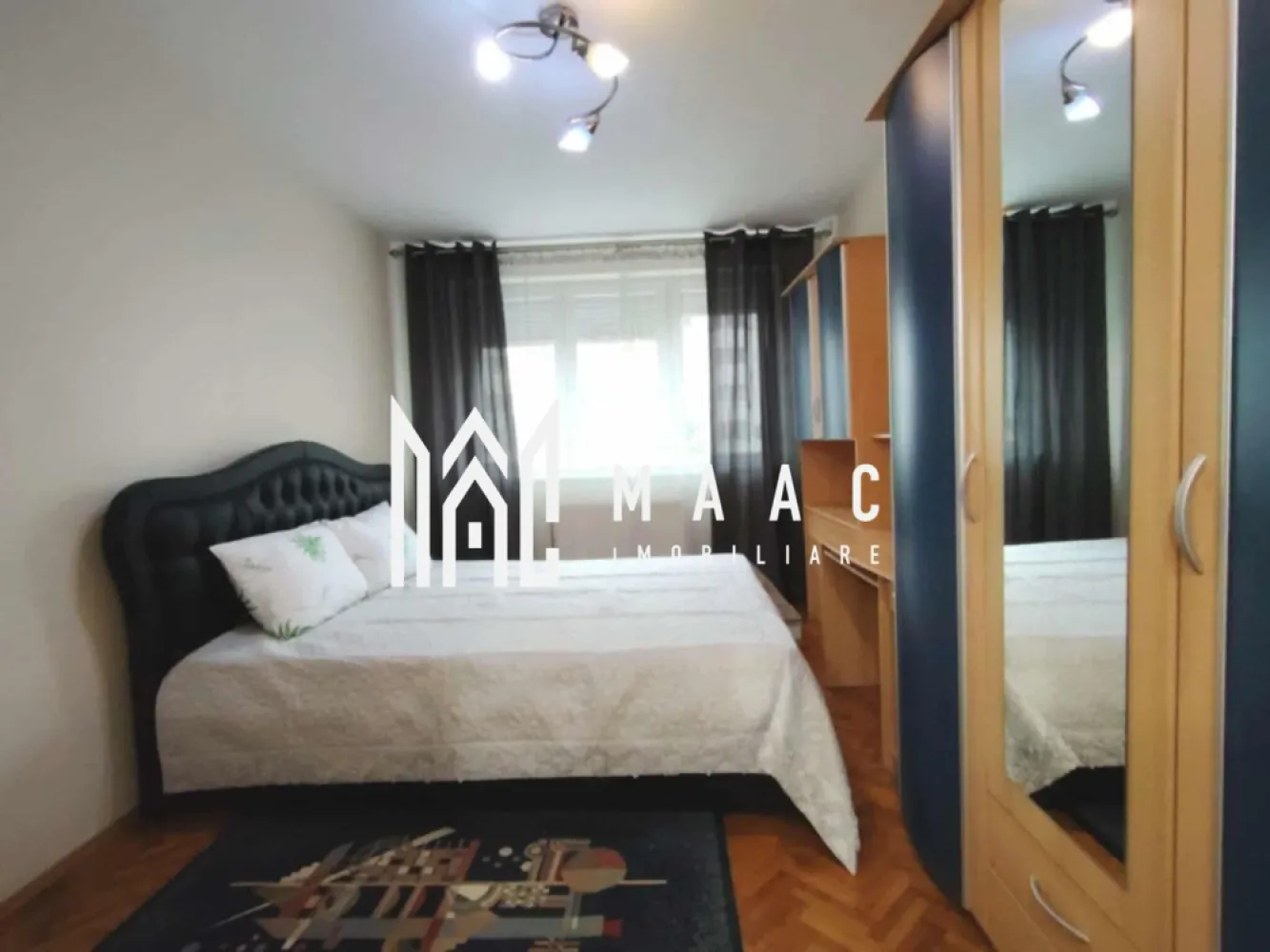 Apartament 3 camere | Renovat recent | Balcon | Lift | Mihai Viteazul - Maac Imobiliare prezintă un apartament renovat recent, situat într-una dintre cele mai căutate zone ale orașului Sibiu — Bulevardul Mihai Viteazul, o locație ideală pentru cei care își doresc acces rapid la toate punctele de interes urban. Locuința are o suprafață utilă de 75 mp, la care se adaugă un balcon generos de 7 mp, fiind poziționată la etajul 5 din 10 într-un imobil dotat cu lift modern. Compartimentarea este practică și luminoasă, oferind un spațiu confortabil pentru locuire. Zona reprezintă un mare avantaj: în imediata apropiere se află facultăți, magazine, stații de autobuz, zone comerciale și acces rapid către centru — absolut tot ce este necesar pentru un stil de viață comod. Condiții de închiriere: – chirie: 500 euro/lună – garanție: 500 euro Apartamentul este disponibil pentru închiriere imediată. Pentru mai multe detalii sau pentru a programa o vizionare, nu ezitați să ne contactați! ID- CP2912789 }}