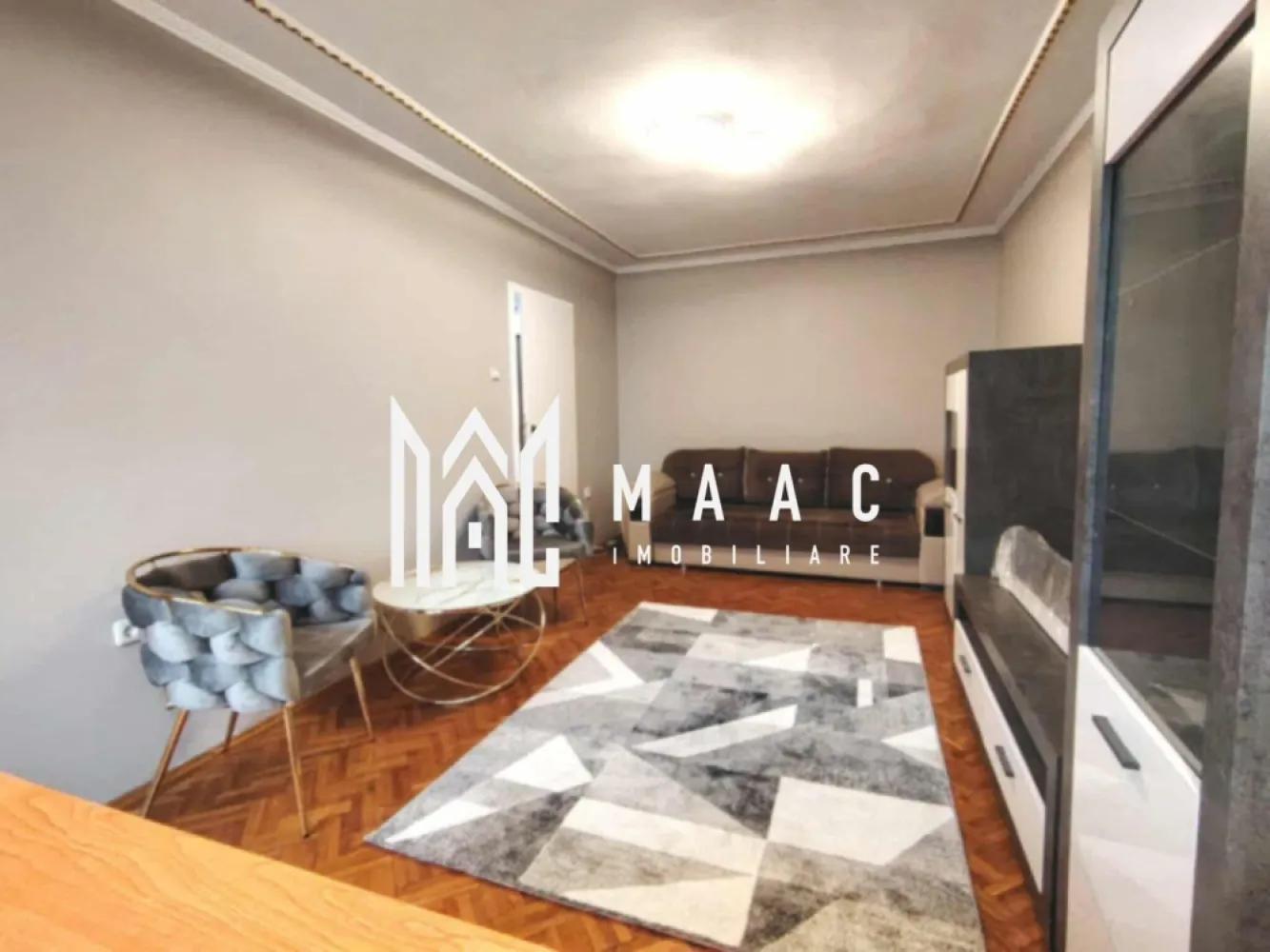 Apartament 3 camere | Renovat recent | Balcon | Lift | Mihai Viteazul - Maac Imobiliare prezintă un apartament renovat recent, situat într-una dintre cele mai căutate zone ale orașului Sibiu — Bulevardul Mihai Viteazul, o locație ideală pentru cei care își doresc acces rapid la toate punctele de interes urban. Locuința are o suprafață utilă de 75 mp, la care se adaugă un balcon generos de 7 mp, fiind poziționată la etajul 5 din 10 într-un imobil dotat cu lift modern. Compartimentarea este practică și luminoasă, oferind un spațiu confortabil pentru locuire. Zona reprezintă un mare avantaj: în imediata apropiere se află facultăți, magazine, stații de autobuz, zone comerciale și acces rapid către centru — absolut tot ce este necesar pentru un stil de viață comod. Condiții de închiriere: – chirie: 500 euro/lună – garanție: 500 euro Apartamentul este disponibil pentru închiriere imediată. Pentru mai multe detalii sau pentru a programa o vizionare, nu ezitați să ne contactați! ID- CP2912789 }}