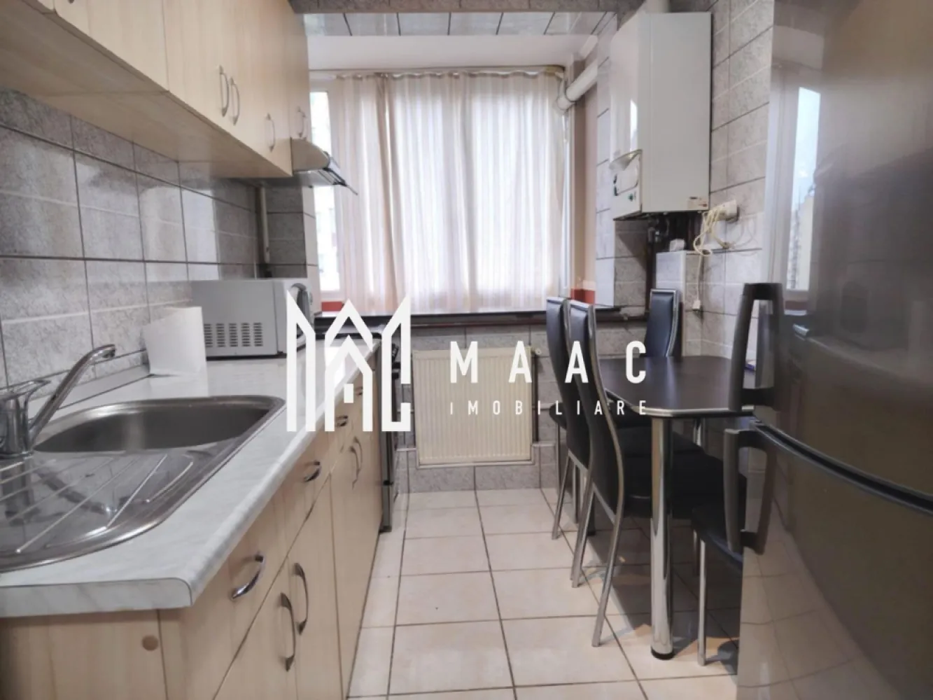 Apartament 3 camere | Renovat recent | Balcon | Lift | Mihai Viteazul - Maac Imobiliare prezintă un apartament renovat recent, situat într-una dintre cele mai căutate zone ale orașului Sibiu — Bulevardul Mihai Viteazul, o locație ideală pentru cei care își doresc acces rapid la toate punctele de interes urban. Locuința are o suprafață utilă de 75 mp, la care se adaugă un balcon generos de 7 mp, fiind poziționată la etajul 5 din 10 într-un imobil dotat cu lift modern. Compartimentarea este practică și luminoasă, oferind un spațiu confortabil pentru locuire. Zona reprezintă un mare avantaj: în imediata apropiere se află facultăți, magazine, stații de autobuz, zone comerciale și acces rapid către centru — absolut tot ce este necesar pentru un stil de viață comod. Condiții de închiriere: – chirie: 500 euro/lună – garanție: 500 euro Apartamentul este disponibil pentru închiriere imediată. Pentru mai multe detalii sau pentru a programa o vizionare, nu ezitați să ne contactați! ID- CP2912789 }}