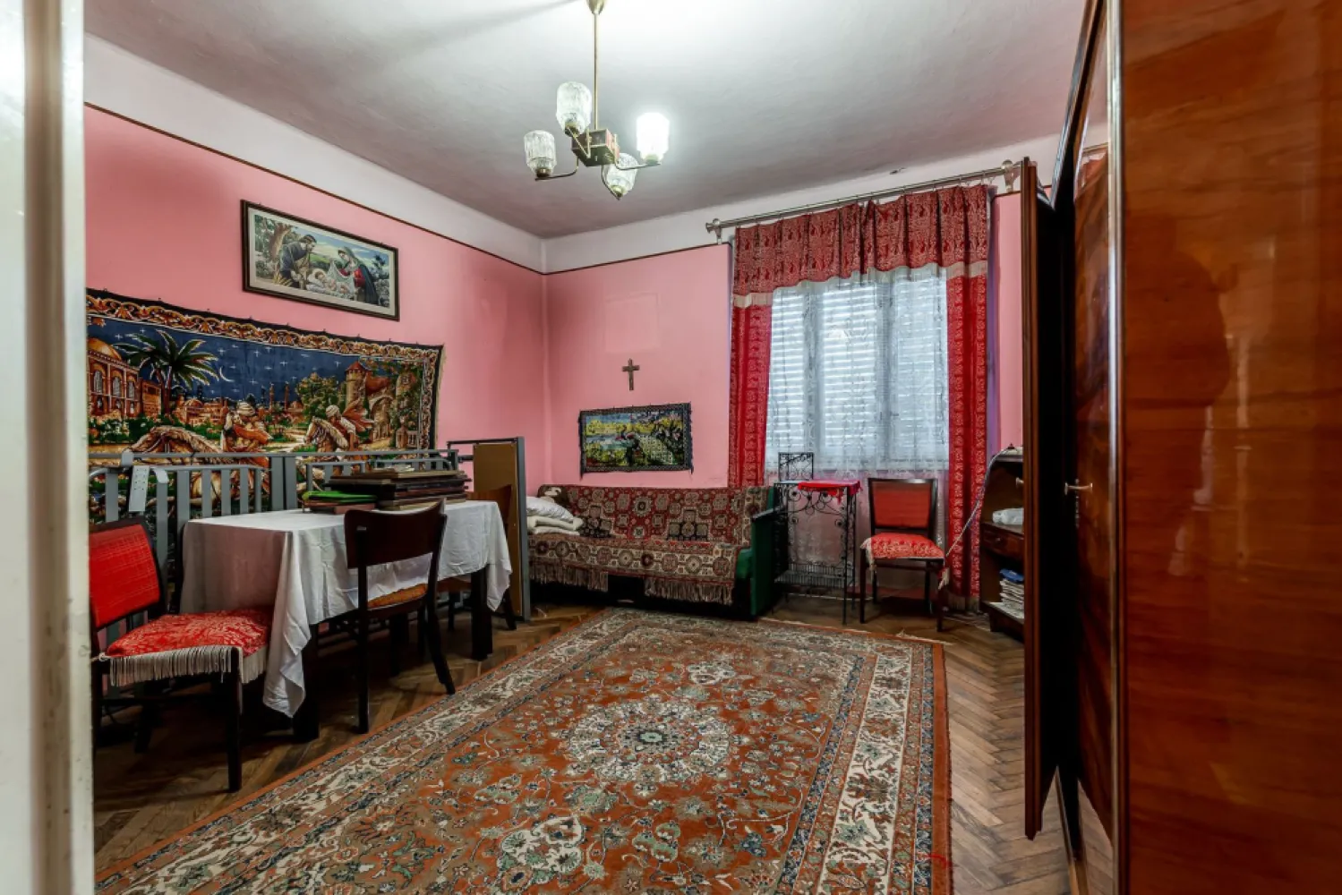 Casă în Dorobanți / 2 fronturi stradale - Dorobanți e genul de loc pe care îl alegi când vrei liniște, spațiu și acel stil de viață „așezat”, în care ziua începe cu aer curat și se termină cu un ceai în curte. Iar proprietatea asta îți dă exact libertatea pe care o cauți: 2.500 mp de teren, organizat, cu livadă tânără și anexe care chiar îți sunt utile.

Interior (practic și luminos): 2 camere mari la stradă + o cameră suplimentară; hol luminos; baie cu cadă; toaletă separată cu geam; cămară, pivniță, acces în pod; încălzire pe lemne; apă la rețea; proiect aprobat pentru fosă nouă (fără costuri pentru viitorul proprietar).

Exterior (aici începe povestea frumoasă): acces auto; curte cu vie și flori; filigorie (locul perfect pentru seri lungi); bucătărie de vară; cameră de lemne; garaj metalic + anexe utile; jumătate din teren: livadă tânără – pentru producție reală, nu doar decor.

Mai ai și un avantaj rar: 2 fronturi stradale, deci poți gândi extindere, compartimentare sau acces separat fără bătăi de cap. 

Imaginează-ți cum ar fi să ai loc pentru grădină, hobby-uri, poate câteva animale… sau pur și simplu liniște, cu tot ce îți trebuie în curtea ta.

📞 Pentru detalii și programarea unei vizionări sună‑mă acum, sunt Andreea Szuchanszki și am numărul de telefon: 0742 267 773

💳 Nu dispui de toată suma? Te ajutăm gratuit cu finanțarea: îți obținem oferte de la 16 bănci, astfel încât să alegi varianta cea mai avantajoasă.

🏠 Ai o proprietate de vânzare în Arad și vrei să știi cât valorează cu adevărat?
Sună‑mă pentru o evaluare gratuită, fără obligații.

🏢 ACASĂ | Agenție imobiliară Arad
Bulevardul Decebal 2, Arad 310133