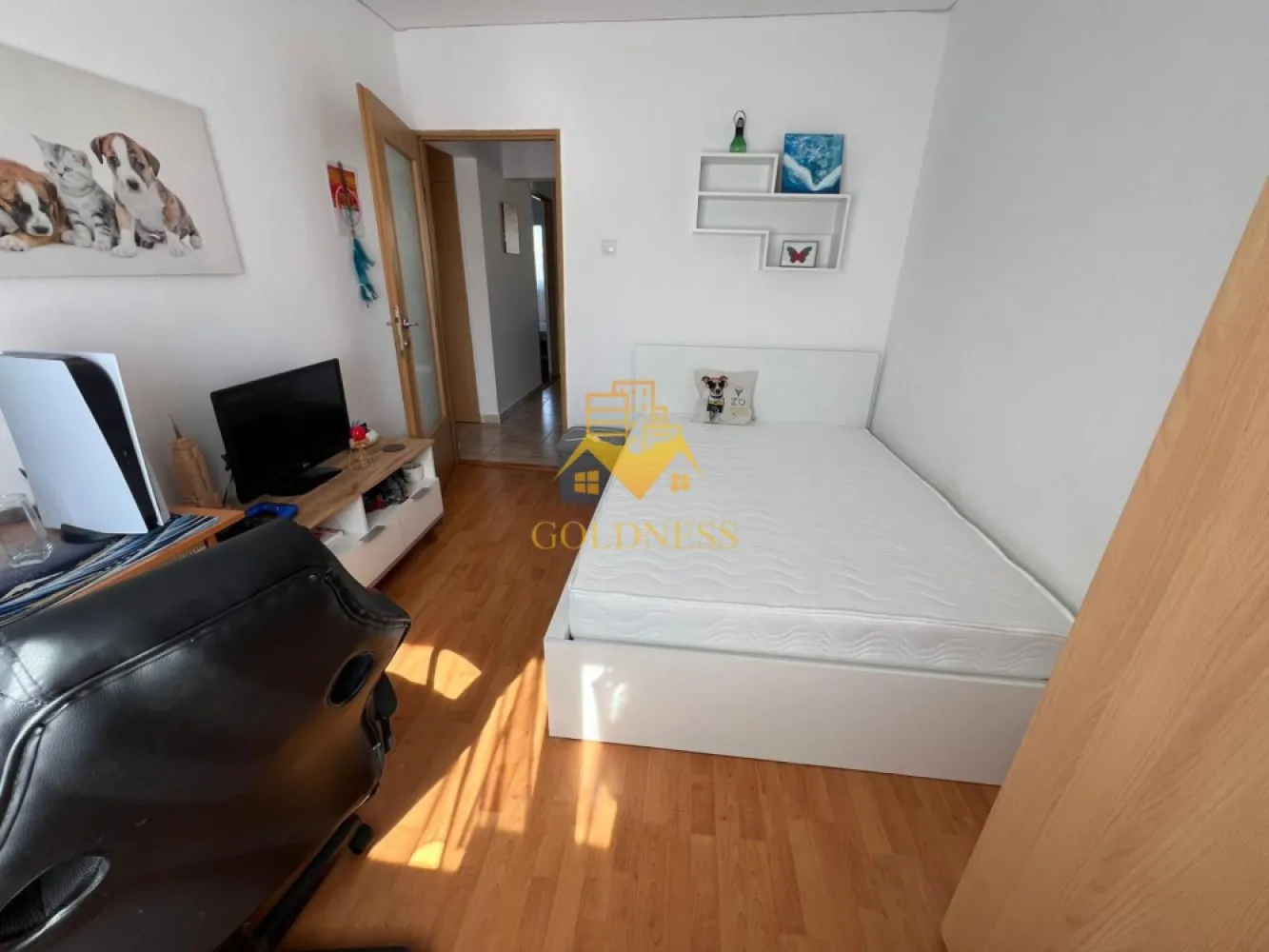 3 camere decomandate, Parcare, Zorilor, Zona UMF, UTCN, Pet Friendly - GOLDNESS Imobiliare vă propune spre închiriere un apartament cu 3 camere decomandate complet mobilat și utilat, la etajul 4 într-un imobil de 4 etaje, în Cartierul Zorilor, in apropiere de Zona UMF, USAMV, UTCN! 
PET FRIENDLY!
Dispune de loc de parcare!
Se află în apropierea stațiilor de transport în comun, magazine, restaurante, spații verzi, farmacii, etc. 

Apartamentul este compartimentat astfel:
 - 3 dormitoare, toate 3 cu paturi, birouri, dulapuri
 - bucatarie complet utilată și mobilată, loc de servit masa 
- 2 bai, dintre care una cu cada
- balcon de 3 mp

Imobilul este dotat cu toate cele necesare- centrală proprie, frigider, aragaz, hotă, mașină de spălat haine, masina de spalat vase, etc. 

Dacă sunteți interesați de acest apartament și doriți să îl vizionați, dar și pentru alte oferte nu ezitați să ne contactați telefonic sau prin e-mail. Vă stăm la dispoziție!
Pentru intermediere se percepe un comision de 50% din prețul chiriei!