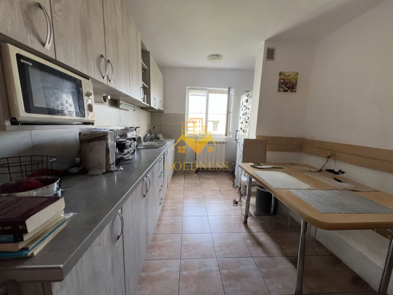 3 camere decomandate, Parcare, Zorilor, Zona UMF, UTCN, Pet Friendly - GOLDNESS Imobiliare vă propune spre închiriere un apartament cu 3 camere decomandate complet mobilat și utilat, la etajul 4 într-un imobil de 4 etaje, în Cartierul Zorilor, in apropiere de Zona UMF, USAMV, UTCN! 
PET FRIENDLY!
Dispune de loc de parcare!
Se află în apropierea stațiilor de transport în comun, magazine, restaurante, spații verzi, farmacii, etc. 

Apartamentul este compartimentat astfel:
 - 3 dormitoare, toate 3 cu paturi, birouri, dulapuri
 - bucatarie complet utilată și mobilată, loc de servit masa 
- 2 bai, dintre care una cu cada
- balcon de 3 mp

Imobilul este dotat cu toate cele necesare- centrală proprie, frigider, aragaz, hotă, mașină de spălat haine, masina de spalat vase, etc. 

Dacă sunteți interesați de acest apartament și doriți să îl vizionați, dar și pentru alte oferte nu ezitați să ne contactați telefonic sau prin e-mail. Vă stăm la dispoziție!
Pentru intermediere se percepe un comision de 50% din prețul chiriei!