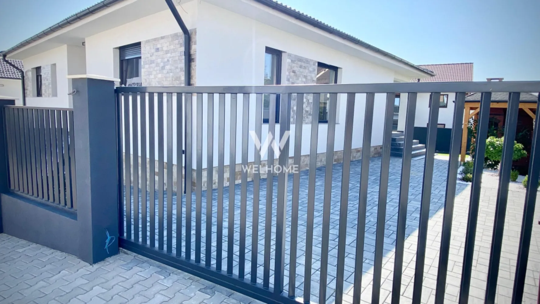 Casa individuala si moderna. Sibiu - Agentia Welhome ofera spre vanzare o casa individuala pe un singur nivel in zona El Gringo langa Shopping City Sibiu. Casa construita Nu pentru comert ci pentru locuinta proprie al unui dezvoltator cu experienta in constructie de peste 20ani. Insa, intre timp s-a luat decizia de vanzare a casei. Compartimentarea este gandita si realizata ca fiecare metru partat sa fie util si ergonomic. Dispune de o suprafata utile de aprox 140mp si curte libera de aprox 320mp. Curtea amenajata/pavata si dotata cu totul necesar pentru zona de parcare pentru 2 masini(preinstalare pentru poarta automatizata), zona de BBQ, cu filigorie, mult gazon ingrijit cu sistem automatizat de irigare. Terassa casei de de 20mp placata cu gresie cu zona de servit cafea. Compartimentarea casei este: -Hol mare cu loc de dulapuri. -Baie de serviciu cu cabina de dus si geam de aierisire. -Living de aprox 40mp. -Bucatarie semideschisa si acces la terasa. -Dormitor pentru musafiri care poate fi si birou. -Dormitor pentru copii. -Dormitor matrimonial cu dressing mare. -Baie matrimoniala cu geam de aierisire La subsol avem: -Garaj cu usa automatizata pentru 2 masini (SUV). -Camera tehnica/spalatorie-uscatorie -Pivnita de aprox 10mp Pret: 425 000 euro TVA inclus. Tranzactie eligibila cat cu credit ipotecar atat si din surse proprii. }}