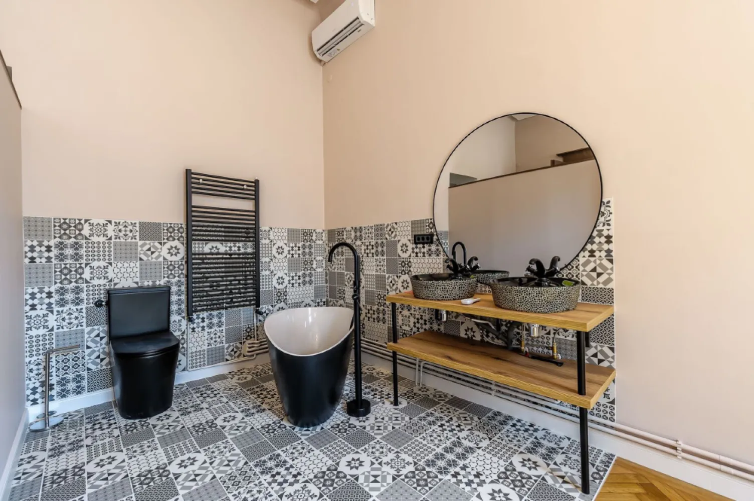 Apartament ULTRACENTRAL cu 3 camere, la cheie, renovat recent - Comision 0%
Vă propun spre inchiriere un apartament superb, recent renovat, situat la parter, pe strada Octavian Goga – zonă ultracentrală, aproape de toate punctele de interes din Arad.

📐 Suprafață utilă: 103 mp
🏠 Compartimentare practică:
 • Hol la intrare
 • Living
 • Bucătărie complet utilată
 • Dormitor cu baie proprie
 • A doua baie cu duș
 • Cameră tehnică/dressing
 • A treia cameră (ideală ca dormitor sau birou)

🔧 Apartamentul a fost renovat recent și se inchiriaza mobilat și utilat complet. Totul este nou, la prima folosire.
📦 Include și o boxă spațioasă, aflată chiar sub apartament – ideală pentru depozitare.

📞 Pentru detalii și programarea unei vizionări:
Blaga Flavius – 0754467525 Consultant imobiliar acreditat APAIR (Asociația Profesională a Agenților Imobiliari din România)

Nu dispui de toată suma? Te ajutăm noi gratuit! Îți obținem oferte de la 16 bănci.
Ai o proprietate de vânzare în Arad și vrei să știi cât valorează cu adevărat?

Birou: ACASĂ | Agenție imobiliară Arad
Adresă: Bulevardul Decebal 2, Arad 310133