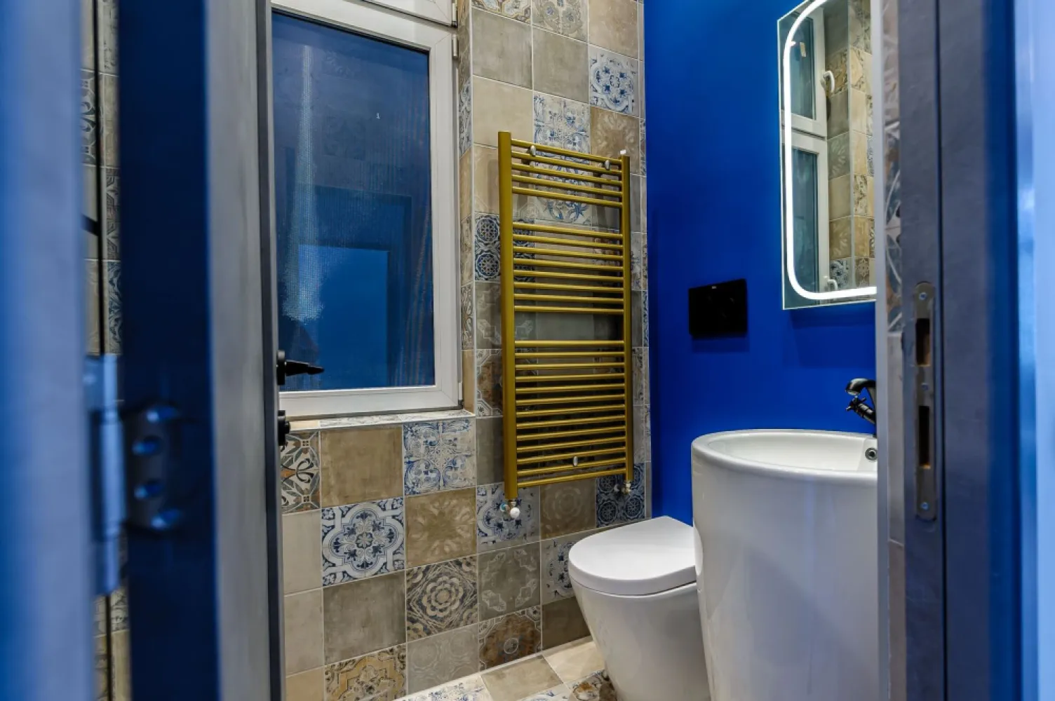 Apartament ULTRACENTRAL cu 3 camere, la cheie, renovat recent - Comision 0%
Vă propun spre inchiriere un apartament superb, recent renovat, situat la parter, pe strada Octavian Goga – zonă ultracentrală, aproape de toate punctele de interes din Arad.

📐 Suprafață utilă: 103 mp
🏠 Compartimentare practică:
 • Hol la intrare
 • Living
 • Bucătărie complet utilată
 • Dormitor cu baie proprie
 • A doua baie cu duș
 • Cameră tehnică/dressing
 • A treia cameră (ideală ca dormitor sau birou)

🔧 Apartamentul a fost renovat recent și se inchiriaza mobilat și utilat complet. Totul este nou, la prima folosire.
📦 Include și o boxă spațioasă, aflată chiar sub apartament – ideală pentru depozitare.

📞 Pentru detalii și programarea unei vizionări:
Blaga Flavius – 0754467525 Consultant imobiliar acreditat APAIR (Asociația Profesională a Agenților Imobiliari din România)

Nu dispui de toată suma? Te ajutăm noi gratuit! Îți obținem oferte de la 16 bănci.
Ai o proprietate de vânzare în Arad și vrei să știi cât valorează cu adevărat?

Birou: ACASĂ | Agenție imobiliară Arad
Adresă: Bulevardul Decebal 2, Arad 310133