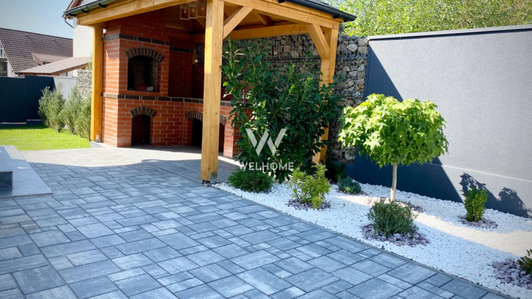 Casa individuala si moderna. Sibiu - Agentia Welhome ofera spre vanzare o casa individuala pe un singur nivel in zona El Gringo langa Shopping City Sibiu. Casa construita Nu pentru comert ci pentru locuinta proprie al unui dezvoltator cu experienta in constructie de peste 20ani. Insa, intre timp s-a luat decizia de vanzare a casei. Compartimentarea este gandita si realizata ca fiecare metru partat sa fie util si ergonomic. Dispune de o suprafata utile de aprox 140mp si curte libera de aprox 320mp. Curtea amenajata/pavata si dotata cu totul necesar pentru zona de parcare pentru 2 masini(preinstalare pentru poarta automatizata), zona de BBQ, cu filigorie, mult gazon ingrijit cu sistem automatizat de irigare. Terassa casei de de 20mp placata cu gresie cu zona de servit cafea. Compartimentarea casei este: -Hol mare cu loc de dulapuri. -Baie de serviciu cu cabina de dus si geam de aierisire. -Living de aprox 40mp. -Bucatarie semideschisa si acces la terasa. -Dormitor pentru musafiri care poate fi si birou. -Dormitor pentru copii. -Dormitor matrimonial cu dressing mare. -Baie matrimoniala cu geam de aierisire La subsol avem: -Garaj cu usa automatizata pentru 2 masini (SUV). -Camera tehnica/spalatorie-uscatorie -Pivnita de aprox 10mp Pret: 425 000 euro TVA inclus. Tranzactie eligibila cat cu credit ipotecar atat si din surse proprii. }}