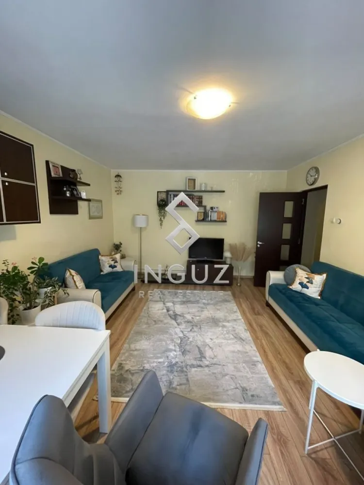 DE ÎNCHIRIAT | APARTAMENT 3 CAMERE | VITAN – MALL VITAN - DE ÎNCHIRIAT | APARTAMENT 3 CAMERE | VITAN – MALL VITAN

550 €/lună

Inguz Real Estate vă oferă spre închiriere un apartament spațios cu 3 camere, situat în zona Vitan, la doar 5 minute de mers pe jos de Mall Vitan și aproape de metrou și mijloacele de transport în comun.

Detalii proprietate:
• 3 camere decomandate
• Suprafață utilă: 73 mp
• Etaj 2 din 8
• 2 băi
• Balcon
• Complet mobilat și utilat
• Disponibil imediat

Avantaje:
• La 5 minute de Mall Vitan
• Aproape de metrou, autobuze și tramvaie
• Zonă cu supermarketuri, restaurante, școli și toate facilitățile necesare
• Ideal pentru familii, cupluri sau profesioniști
• Închiriere pe termen lung

Condiții:
• Chirie: 550 €/lună
• Fără loc de parcare
• Comision agenție: 50% + TVA din valoarea primei luni de chirie.

Inguz Real Estate
📞 +40 774 017 567