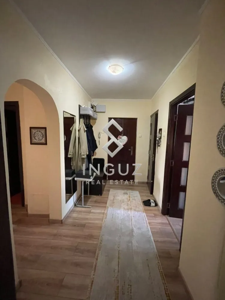 DE ÎNCHIRIAT | APARTAMENT 3 CAMERE | VITAN – MALL VITAN - DE ÎNCHIRIAT | APARTAMENT 3 CAMERE | VITAN – MALL VITAN

550 €/lună

Inguz Real Estate vă oferă spre închiriere un apartament spațios cu 3 camere, situat în zona Vitan, la doar 5 minute de mers pe jos de Mall Vitan și aproape de metrou și mijloacele de transport în comun.

Detalii proprietate:
• 3 camere decomandate
• Suprafață utilă: 73 mp
• Etaj 2 din 8
• 2 băi
• Balcon
• Complet mobilat și utilat
• Disponibil imediat

Avantaje:
• La 5 minute de Mall Vitan
• Aproape de metrou, autobuze și tramvaie
• Zonă cu supermarketuri, restaurante, școli și toate facilitățile necesare
• Ideal pentru familii, cupluri sau profesioniști
• Închiriere pe termen lung

Condiții:
• Chirie: 550 €/lună
• Fără loc de parcare
• Comision agenție: 50% + TVA din valoarea primei luni de chirie.

Inguz Real Estate
📞 +40 774 017 567