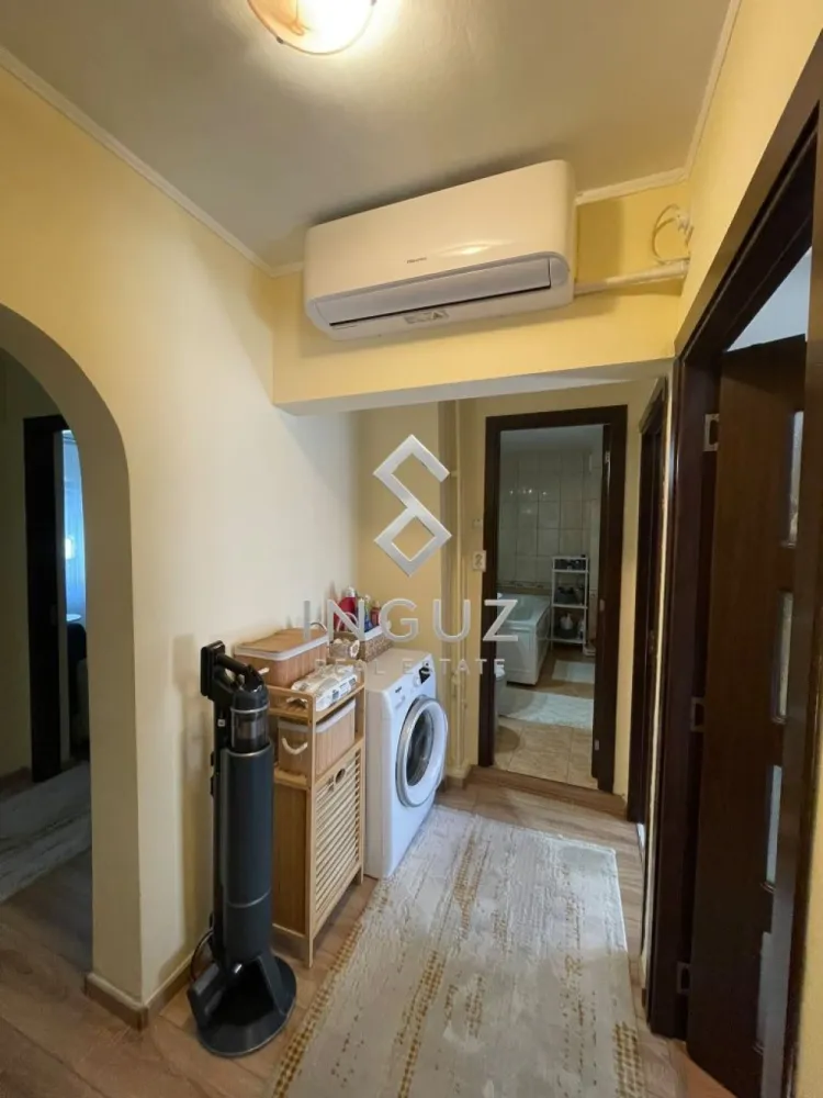DE ÎNCHIRIAT | APARTAMENT 3 CAMERE | VITAN – MALL VITAN - DE ÎNCHIRIAT | APARTAMENT 3 CAMERE | VITAN – MALL VITAN

550 €/lună

Inguz Real Estate vă oferă spre închiriere un apartament spațios cu 3 camere, situat în zona Vitan, la doar 5 minute de mers pe jos de Mall Vitan și aproape de metrou și mijloacele de transport în comun.

Detalii proprietate:
• 3 camere decomandate
• Suprafață utilă: 73 mp
• Etaj 2 din 8
• 2 băi
• Balcon
• Complet mobilat și utilat
• Disponibil imediat

Avantaje:
• La 5 minute de Mall Vitan
• Aproape de metrou, autobuze și tramvaie
• Zonă cu supermarketuri, restaurante, școli și toate facilitățile necesare
• Ideal pentru familii, cupluri sau profesioniști
• Închiriere pe termen lung

Condiții:
• Chirie: 550 €/lună
• Fără loc de parcare
• Comision agenție: 50% + TVA din valoarea primei luni de chirie.

Inguz Real Estate
📞 +40 774 017 567
