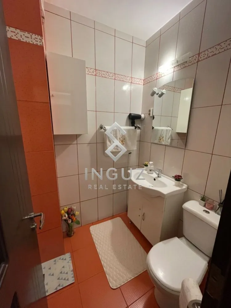 DE ÎNCHIRIAT | APARTAMENT 3 CAMERE | VITAN – MALL VITAN - DE ÎNCHIRIAT | APARTAMENT 3 CAMERE | VITAN – MALL VITAN

550 €/lună

Inguz Real Estate vă oferă spre închiriere un apartament spațios cu 3 camere, situat în zona Vitan, la doar 5 minute de mers pe jos de Mall Vitan și aproape de metrou și mijloacele de transport în comun.

Detalii proprietate:
• 3 camere decomandate
• Suprafață utilă: 73 mp
• Etaj 2 din 8
• 2 băi
• Balcon
• Complet mobilat și utilat
• Disponibil imediat

Avantaje:
• La 5 minute de Mall Vitan
• Aproape de metrou, autobuze și tramvaie
• Zonă cu supermarketuri, restaurante, școli și toate facilitățile necesare
• Ideal pentru familii, cupluri sau profesioniști
• Închiriere pe termen lung

Condiții:
• Chirie: 550 €/lună
• Fără loc de parcare
• Comision agenție: 50% + TVA din valoarea primei luni de chirie.

Inguz Real Estate
📞 +40 774 017 567