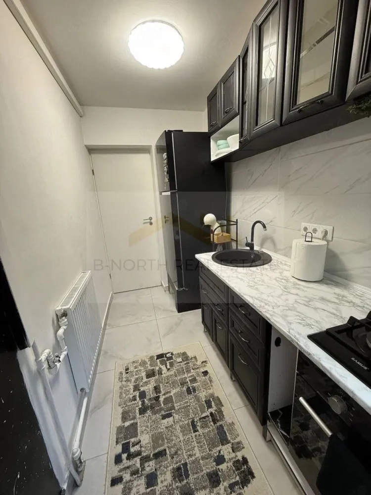 Apartament 2 camere de închiriat | Zona Reșița – Eroii Revoluției - Parcare - B-North Real Estate vă propune spre închiriere un apartament cu 2 camere, situat într-o zonă liniștită și verde din Sectorul 4, în apropiere de Piața Reșița, cu acces rapid către stația de metrou Eroii Revoluției și centrul orașului.
Apartamentul are o suprafață utilă de 39 mp, este amplasat la etajul 4 din 4 și se închiriază complet mobilat și utilat, fiind ideal pentru o persoană sau un cuplu care își dorește confort și liniște.

Caracteristici principale:

Apartament 2 camere
Compartimentare semidecomandată
Suprafață utilă: 39 mp
Etaj 4 din 4
Confort 1
Renovat
Complet mobilat și utilat
Disponibil imediat

Dotări și beneficii:

Aer condiționat
Bucătărie mobilată și utilată
Aragaz
Ferestre PVC
Internet
Apometre
Ușă metalică
Boxă la subsol
Spații de depozitare
Bloc situat pe străzi asfaltate
Loc de parcare inclus

Avantaje locație:

Aproape de Piața Reșița
Tramvai la aproximativ 3 minute de mers pe jos
La doar 4 stații de metrou Eroii Revoluției
Autobuzul 381 cu legătură directă către Piața Romană
Magazine, supermarketuri, bănci și piață în imediata apropiere
Zonă liniștită, cu multă verdeață

Recomandat pentru:

O persoană
Cupluri
Profesioniști

Preț și condiții:

Chirie: 450 euro/lună
Loc de parcare inclus
Disponibil imediat

Pentru informații suplimentare și programarea unei vizionări, contactați B-North Real Estate.