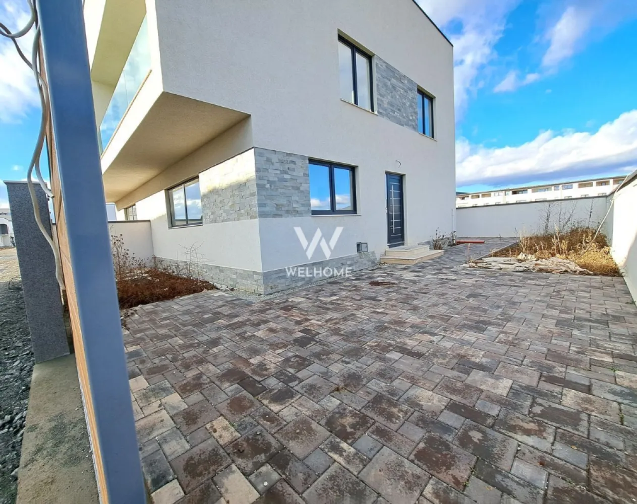 Casa MODERNA cu etaj RETRAS, zona Triajului, Selimbar - Casa cu design mediteranean, situata in zona strazii Triajului din Selimbar. - Suprafata utila: 138 mp utili + balcon + terasa de 18.75 mp - Suprafata teren: 215 mp Compartimentare: Parter: living spatios, bucatarie cu zona de luat masa, baie, camara/spatiul tehnic sub scari Etaj: 2 dormitoare, baie, un dressing spatios, balcon cu sticla securizata Etaj retras: dormitor, dressing, baie, o terasa tip logie de 18.75 mp - INTERIOR - LA ALB: centrala + incalzire in pardoseala pe toate nivele, usa la intrare, geamuri termopan, glet si lavabila pe pereti, sapa, toate instalatiile termice, electrice, sanitare pe pozitie. - EXTERIOR - LA CHEIE: complet amenajat, fatada, pavaj premium, gard, poarta pregatita pentru automatizare, gazon, terasa In curte se pot parca cu usurinta 2 masini Accesul la case s eface pe o strada pavata si cu iluminat public, frumos amenajata. (Proiect de case - casa nr 2) *Casa este in curs de executie. O parte dintre fotografii sunt cu titlu de prezentare, de la o casa identica. PRET: 260.000 EURO Se accepta plata cash sau cu credit ipotecar Informatii si vizionari: 0740029352-Ioana Larisa }}