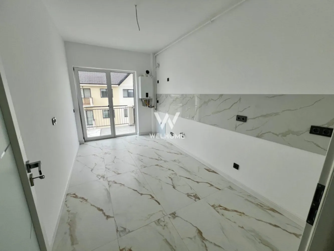 Garsoniera Selimbar COMISION ZERO - Apartament tip studio zona Pictor Brana, la cateva minute de Shopping City Sibiu Disponibil la etajul 3 (bloc nou dotat cu lift) - Suprafata utila: 41 mp + balcon de 3.4 mp Compartimentare: hol, camera de zi, bucatarie separata, baie si balcon. Stadiu de predare: interior semifinisat: pereti tencuiti, glutuiti, sapa pe pardosea, usa intrare metalica, geamuri termopan 3 foi de sticla, 3 garnituri, centrala termica in condensare cu incalzire in pardosea, instalatii electrice pana la faza de doza, balcon placat cu gresie si balustrade fier forjat. - Exterior bloc - izolatie de 10 si decorativa, alei pavate, iluminat, camere supraveghere, spatii verzi si loc de joaca pentru copii Zona ideala atat pentru locuit cat si pentru investitie - 1 loc de parcare inclus in pret. Pret: 79000 euro TVA INCLUS Vizionare: 0752.088.381- Roxana }}