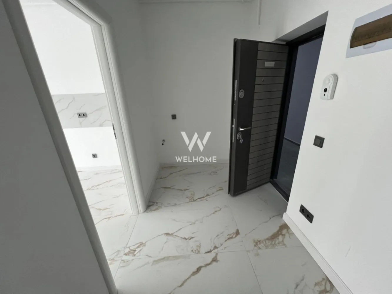 Garsoniera Selimbar COMISION ZERO - Apartament tip studio zona Pictor Brana, la cateva minute de Shopping City Sibiu Disponibil la etajul 3 (bloc nou dotat cu lift) - Suprafata utila: 41 mp + balcon de 3.4 mp Compartimentare: hol, camera de zi, bucatarie separata, baie si balcon. Stadiu de predare: interior semifinisat: pereti tencuiti, glutuiti, sapa pe pardosea, usa intrare metalica, geamuri termopan 3 foi de sticla, 3 garnituri, centrala termica in condensare cu incalzire in pardosea, instalatii electrice pana la faza de doza, balcon placat cu gresie si balustrade fier forjat. - Exterior bloc - izolatie de 10 si decorativa, alei pavate, iluminat, camere supraveghere, spatii verzi si loc de joaca pentru copii Zona ideala atat pentru locuit cat si pentru investitie - 1 loc de parcare inclus in pret. Pret: 79000 euro TVA INCLUS Vizionare: 0752.088.381- Roxana }}