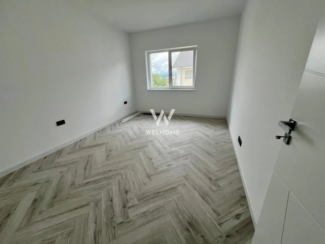 Garsoniera Selimbar COMISION ZERO - Apartament tip studio zona Pictor Brana, la cateva minute de Shopping City Sibiu Disponibil la etajul 3 (bloc nou dotat cu lift) - Suprafata utila: 41 mp + balcon de 3.4 mp Compartimentare: hol, camera de zi, bucatarie separata, baie si balcon. Stadiu de predare: interior semifinisat: pereti tencuiti, glutuiti, sapa pe pardosea, usa intrare metalica, geamuri termopan 3 foi de sticla, 3 garnituri, centrala termica in condensare cu incalzire in pardosea, instalatii electrice pana la faza de doza, balcon placat cu gresie si balustrade fier forjat. - Exterior bloc - izolatie de 10 si decorativa, alei pavate, iluminat, camere supraveghere, spatii verzi si loc de joaca pentru copii Zona ideala atat pentru locuit cat si pentru investitie - 1 loc de parcare inclus in pret. Pret: 79000 euro TVA INCLUS Vizionare: 0752.088.381- Roxana }}