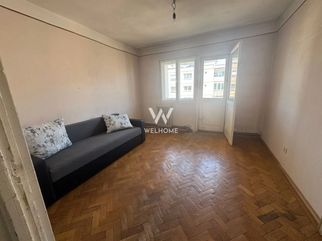 Apartament 4 camere, Sibiu - Va oferim spre vanzare un apartament spatios de 4 camere ,situat la etajul 9 din 10, intr-un bloc cu lift de pe strada Iezer din cartierul Vasile Aaron. Suprafata utila: 80mp + balcon 7mp + pivinita Compartimentare: Hol, living, bucatarie cu camara, baie, 3 dormitoare si inca un wc de servicu Balconul este de tip terasa, avand o suprafata f generoasa. Pe toata lungimea holului este construit un dressing, care poate fi anulat daca se doreste un hol mai lat. (vezi schita) Apartamentul necesita renovare totala, insa datorita compartimentarii si locatiei, are un potential mare de a fi transformat intr-o locuinta de vis. Pret: 115000 euro Cash sau credit bancar Detalii si vizionari: 0752.088.381- Roxana }}