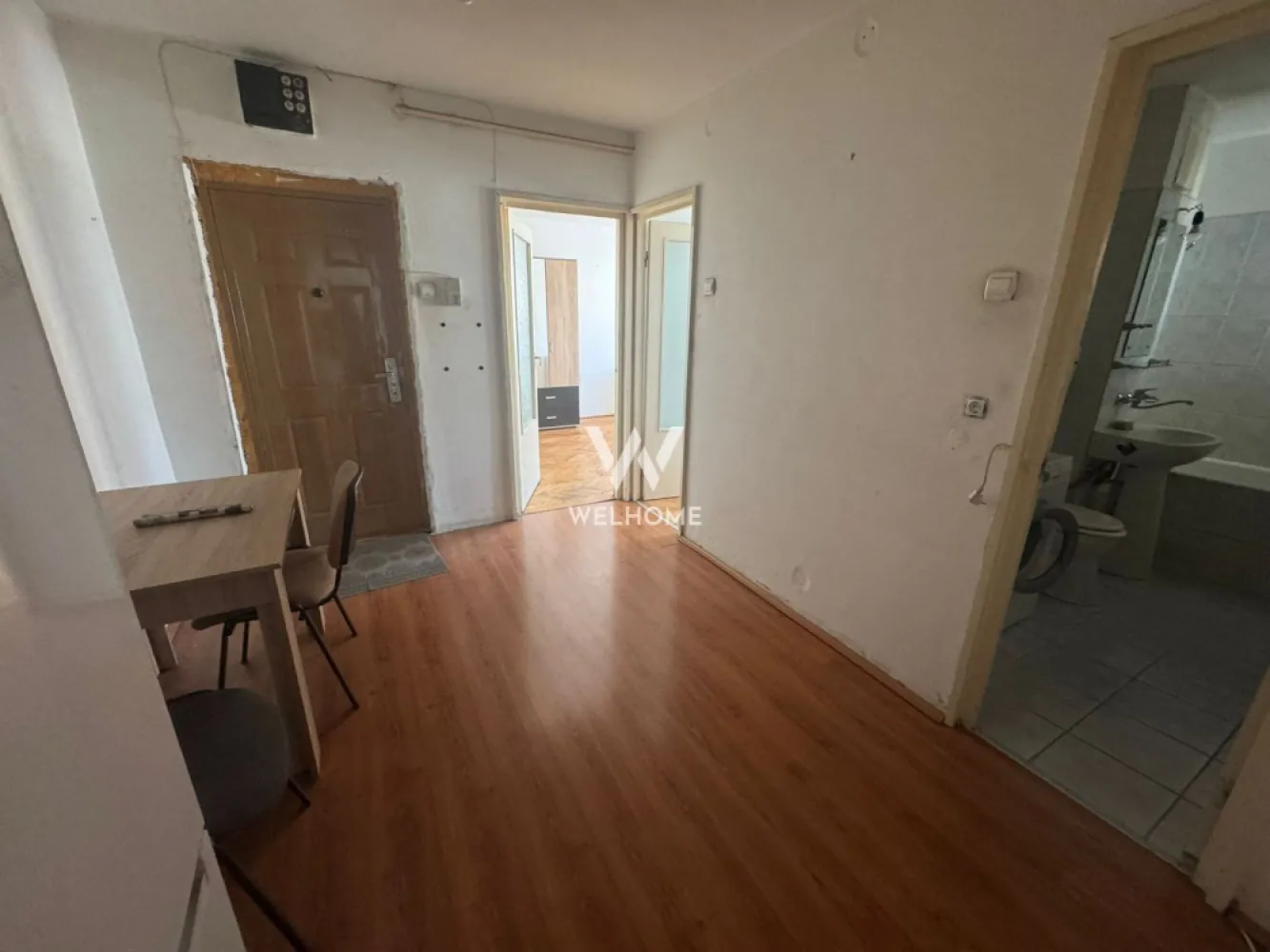 Apartament 4 camere, Sibiu - Va oferim spre vanzare un apartament spatios de 4 camere ,situat la etajul 9 din 10, intr-un bloc cu lift de pe strada Iezer din cartierul Vasile Aaron. Suprafata utila: 80mp + balcon 7mp + pivinita Compartimentare: Hol, living, bucatarie cu camara, baie, 3 dormitoare si inca un wc de servicu Balconul este de tip terasa, avand o suprafata f generoasa. Pe toata lungimea holului este construit un dressing, care poate fi anulat daca se doreste un hol mai lat. (vezi schita) Apartamentul necesita renovare totala, insa datorita compartimentarii si locatiei, are un potential mare de a fi transformat intr-o locuinta de vis. Pret: 115000 euro Cash sau credit bancar Detalii si vizionari: 0752.088.381- Roxana }}