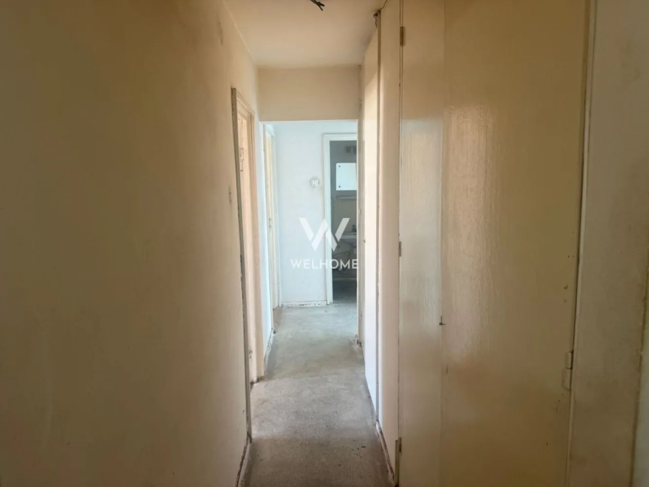 Apartament 4 camere, Sibiu - Va oferim spre vanzare un apartament spatios de 4 camere ,situat la etajul 9 din 10, intr-un bloc cu lift de pe strada Iezer din cartierul Vasile Aaron. Suprafata utila: 80mp + balcon 7mp + pivinita Compartimentare: Hol, living, bucatarie cu camara, baie, 3 dormitoare si inca un wc de servicu Balconul este de tip terasa, avand o suprafata f generoasa. Pe toata lungimea holului este construit un dressing, care poate fi anulat daca se doreste un hol mai lat. (vezi schita) Apartamentul necesita renovare totala, insa datorita compartimentarii si locatiei, are un potential mare de a fi transformat intr-o locuinta de vis. Pret: 115000 euro Cash sau credit bancar Detalii si vizionari: 0752.088.381- Roxana }}