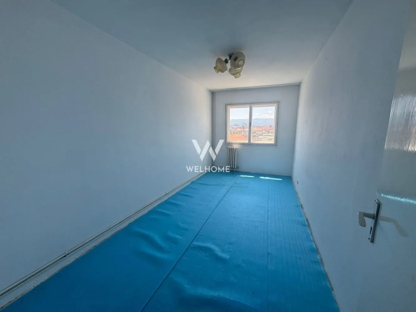 Apartament 4 camere, Sibiu - Va oferim spre vanzare un apartament spatios de 4 camere ,situat la etajul 9 din 10, intr-un bloc cu lift de pe strada Iezer din cartierul Vasile Aaron. Suprafata utila: 80mp + balcon 7mp + pivinita Compartimentare: Hol, living, bucatarie cu camara, baie, 3 dormitoare si inca un wc de servicu Balconul este de tip terasa, avand o suprafata f generoasa. Pe toata lungimea holului este construit un dressing, care poate fi anulat daca se doreste un hol mai lat. (vezi schita) Apartamentul necesita renovare totala, insa datorita compartimentarii si locatiei, are un potential mare de a fi transformat intr-o locuinta de vis. Pret: 115000 euro Cash sau credit bancar Detalii si vizionari: 0752.088.381- Roxana }}