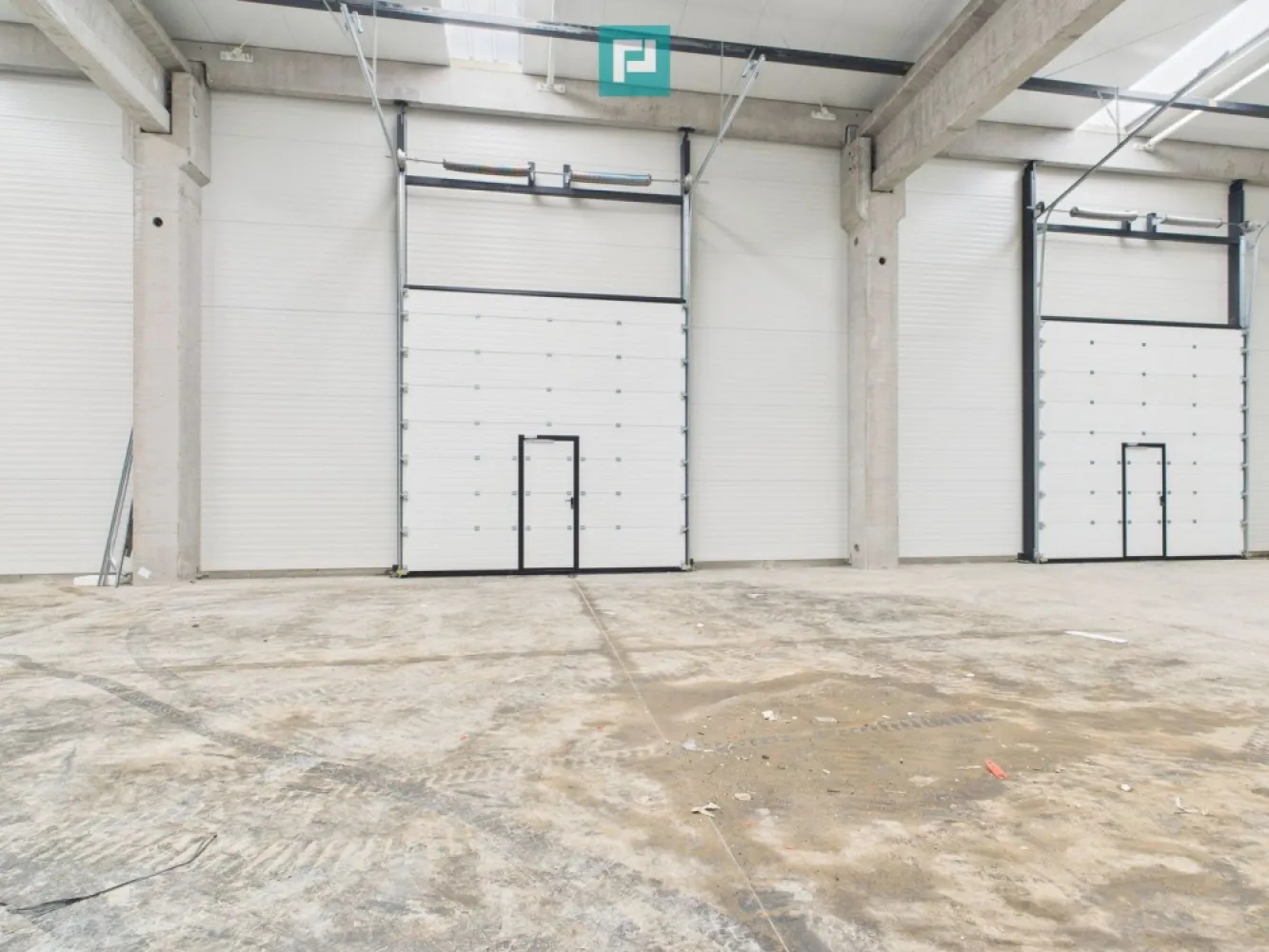 Hală industrială nouă 100mp Săcălaz - Hală industrială nouă 100mp – Zona Industrială Săcălaz

Dacă sunteți în căutarea unei hale moderne și bine echipate, vă oferim spre închiriere o hală industrială nouă, situată în zona industrială Săcălaz. Aceasta este ideală pentru activități de depozitare, producție sau diverse operațiuni comerciale.

Caracteristici principale:
• Suprafață utilă: 100 mp
• Construcție modernă din panouri sandwich de 80 mm, montate pe o structură solidă din grinzi de beton
• Izolație termică eficientă, asigurând confort și reducerea costurilor de întreținere
• Podea din beton, rezistentă la trafic industrial
• Înălțime generoasă: 8 m la coamă, 7 m la streașină

Facilități și accesibilitate:
• Poartă de acces TIR (5 x 4.5 m), facilitând încărcarea și descărcarea rapidă
• Iluminatoare naturale, oferind o bună vizibilitate și reducerea consumului de energie
• Utilități disponibile: curent trifazic și apă
• Putere instalată: 15 KW/h, cu posibilitate de extindere la cerere

Această hală este soluția perfectă pentru afacerea dumneavoastră! Contactați-ne pentru mai multe detalii și pentru a programa o vizionare. 
Contactează-mă pentru mai multe informații și pentru a stabili o întâlnire pentru a viziona proprietatea.

Remus Beiusanu: 0785.997.537
remus.beiusanu@propertylab.ro
CP2457748