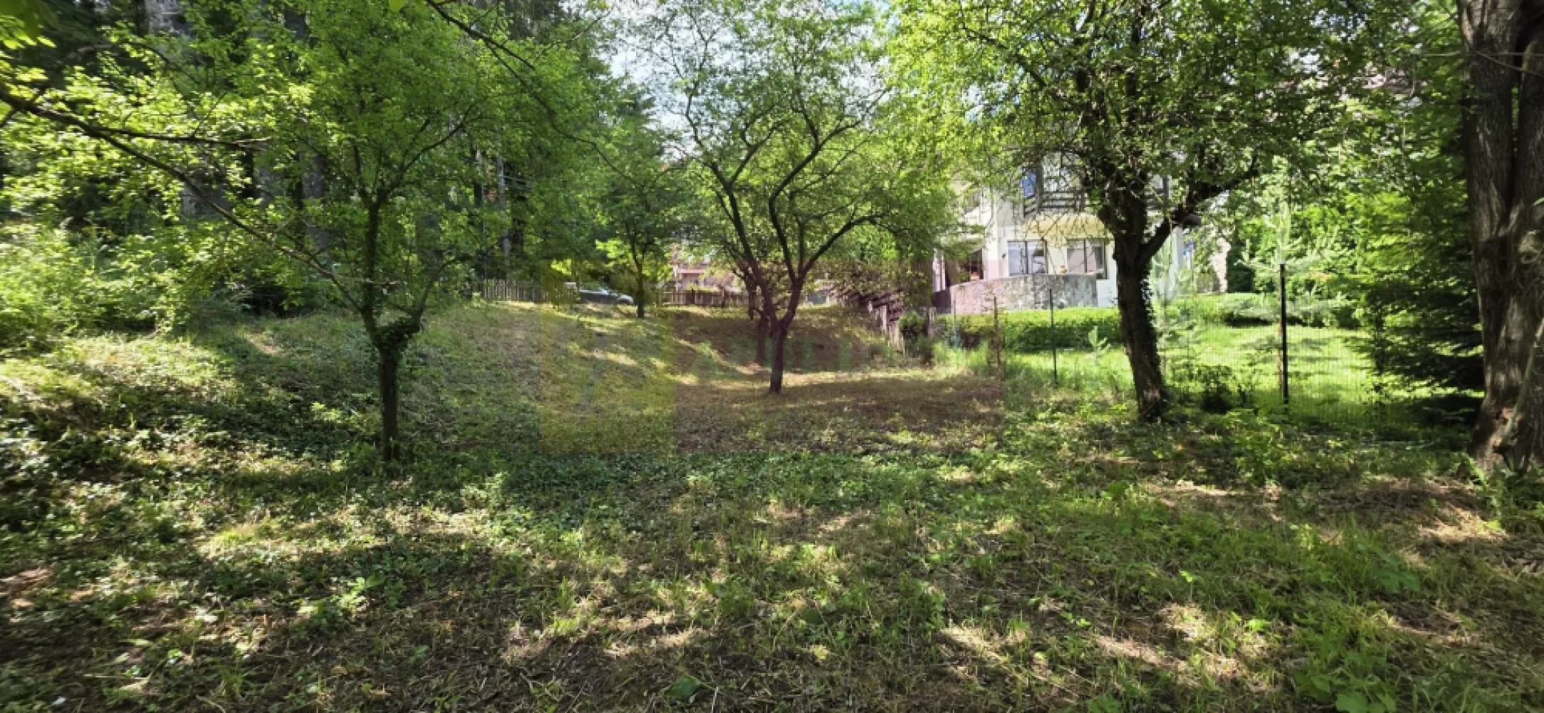 Teren exclusivist pentru dezvoltare imobiliară – Zona Furnica, Sinaia - MERVANI Imobiliare vă prezintă unul dintre ultimele terenuri disponibile pentru dezvoltare în prestigiosul cartier Furnica din Sinaia, una dintre cele mai căutate zone ale stațiunii regale.

Cu o suprafață de 780 mp și o deschidere generoasă de 30 metri, proprietatea oferă condiții excelente pentru dezvoltarea unui imobil cu apartamente de vacanță premium, beneficiind de o poziționare excepțională, la doar câteva minute de Castelul Peleș și de principalele atracții turistice ale stațiunii. Zona Furnica este recunoscută pentru proximitatea față de Castelul Peleș și pentru caracterul său exclusivist.

Terenul impresionează prin panorama spectaculoasă asupra Munților Bucegi și a orașului Sinaia, oferind viitorului proiect un avantaj competitiv important într-o piață în care apartamentele de vacanță premium sunt foarte căutate.

Toate utilitățile (apă, canalizare, gaze naturale și energie electrică) sunt disponibile la limita proprietății, facilitând demararea rapidă a investiției.

Această proprietate se adresează în special dezvoltatorilor imobiliari care urmăresc realizarea unui proiect exclusivist într-o zonă cu ofertă limitată de terenuri și cu un potențial ridicat de valorificare. În Sinaia, apartamentele noi din zonele premium ating frecvent valori de aproximativ 3.000 €/mp sau chiar mai mult, în funcție de poziționare și nivelul finisajelor, ceea ce conferă proiectelor de acest tip un potențial investițional deosebit.

Caracteristici principale:

 Suprafață teren: 780 mp
 Deschidere: 30 m
 Zonă exclusivistă – Furnica, Sinaia
 Panoramă deosebită asupra Munților Bucegi
 Utilități la limita proprietății
 Aproape de Castelul Peleș
 Ideal pentru dezvoltarea unui ansamblu de apartamente de vacanță

Preț: 400.000 Euro

Dacă sunteți în căutarea unui teren cu adevărat valoros, într-o locație unde oportunitățile sunt din ce în ce mai rare, această proprietate reprezintă o investiție cu perspective excelente pe termen lung.