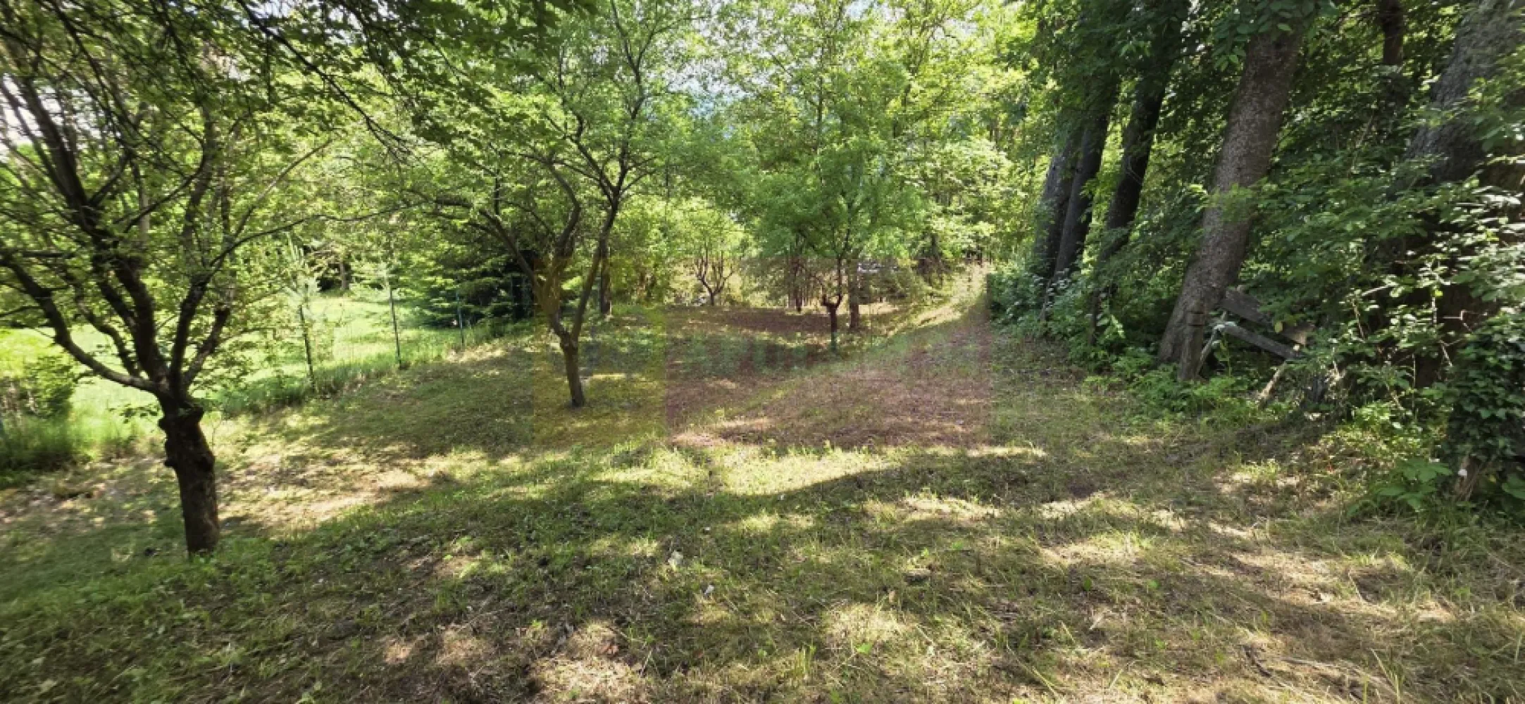 Teren exclusivist pentru dezvoltare imobiliară – Zona Furnica, Sinaia - MERVANI Imobiliare vă prezintă unul dintre ultimele terenuri disponibile pentru dezvoltare în prestigiosul cartier Furnica din Sinaia, una dintre cele mai căutate zone ale stațiunii regale.

Cu o suprafață de 780 mp și o deschidere generoasă de 30 metri, proprietatea oferă condiții excelente pentru dezvoltarea unui imobil cu apartamente de vacanță premium, beneficiind de o poziționare excepțională, la doar câteva minute de Castelul Peleș și de principalele atracții turistice ale stațiunii. Zona Furnica este recunoscută pentru proximitatea față de Castelul Peleș și pentru caracterul său exclusivist.

Terenul impresionează prin panorama spectaculoasă asupra Munților Bucegi și a orașului Sinaia, oferind viitorului proiect un avantaj competitiv important într-o piață în care apartamentele de vacanță premium sunt foarte căutate.

Toate utilitățile (apă, canalizare, gaze naturale și energie electrică) sunt disponibile la limita proprietății, facilitând demararea rapidă a investiției.

Această proprietate se adresează în special dezvoltatorilor imobiliari care urmăresc realizarea unui proiect exclusivist într-o zonă cu ofertă limitată de terenuri și cu un potențial ridicat de valorificare. În Sinaia, apartamentele noi din zonele premium ating frecvent valori de aproximativ 3.000 €/mp sau chiar mai mult, în funcție de poziționare și nivelul finisajelor, ceea ce conferă proiectelor de acest tip un potențial investițional deosebit.

Caracteristici principale:

 Suprafață teren: 780 mp
 Deschidere: 30 m
 Zonă exclusivistă – Furnica, Sinaia
 Panoramă deosebită asupra Munților Bucegi
 Utilități la limita proprietății
 Aproape de Castelul Peleș
 Ideal pentru dezvoltarea unui ansamblu de apartamente de vacanță

Preț: 400.000 Euro

Dacă sunteți în căutarea unui teren cu adevărat valoros, într-o locație unde oportunitățile sunt din ce în ce mai rare, această proprietate reprezintă o investiție cu perspective excelente pe termen lung.