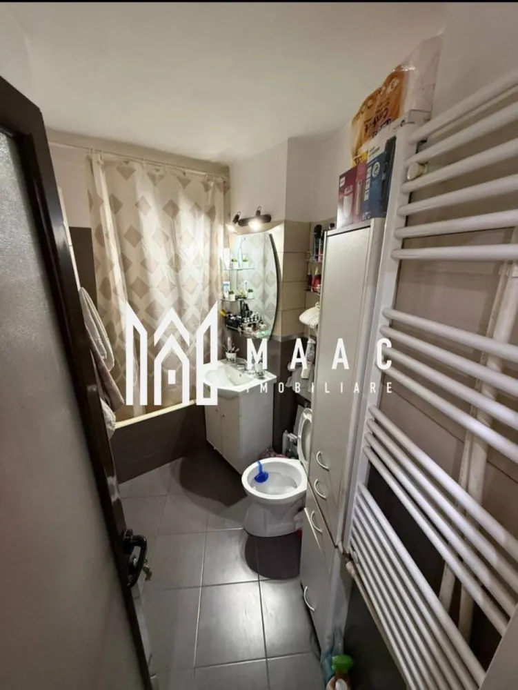 Apartament cu 2 camere | Ostroveni | Etaj 1 - Apartament 2 camere de vânzare – Ostroveni, etaj 1 – 70.000 € Râmnicu Vâlcea – Zona Ostroveni Agenția Maac Imobiliare vă propune spre vânzare un apartament cu 2 camere, situat într-un bloc tip A, la etajul 1, într-una dintre cele mai căutate zone ale orașului. 🔹 Compartimentare: decomandat total 🔹 Suprafață totală: 50 mp 🔹 Stare: se vinde complet mobilat și utilat, exact ca în poze 🔹 Etaj: 1 Avantaje locație: ✔ Locație excelentă ✔ Foarte aproape de Piața Ostroveni ✔ Lângă Piscina Ostroveni ✔ În imediata apropiere: grădiniță cu program prelungit, școală generală, magazine, mijloace de transport în comun 💰 Preț de vânzare: 70.000 € 📌 ID proprietate: CP2913088 Pentru mai multe informații sau pentru programarea unei vizionări, nu ezitați să ne contactați! }}