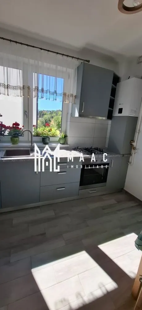 Garsonieră decomandată I 42mpu I Utilată I Parcare I DaVinci - MAAC Imobiliare vă prezintă o garsonieră superbă de vânzare, situată la etajul 1/3, într-o zonă nouă și în plină dezvoltare – DaVinci Homes, Cristian. Este o locuință modernă, luminoasă și foarte bine întreținută, ideală atât pentru investiție, cât și pentru locuință proprie, într-un ansamblu liniștit și cu acces rapid spre orașul Sibiu. Compartimentare: - bucătărie spațioasă open space cu living - dormitor cu pat matrimonial - baie cu duș și geam pentru aerisire naturală - balcon Detalii tehnice: - suprafață utilă: 42 mp - etaj: 1 / 3 - garsonieră decomandată - mobilată și utilată complet – pregătită pentru mutare imediată Zona este una liniștită, ferită de trafic, cu acces facil către Sibiu și către toate punctele de interes din apropiere. Este o oportunitate excelentă pentru cei care caută un randament bun la închiriere sau o locuință modernă într-un ansamblu nou. Pentru mai multe detalii sau vizionări, contactați echipa MAAC Imobiliare, menționând ID: CP2911450. }}