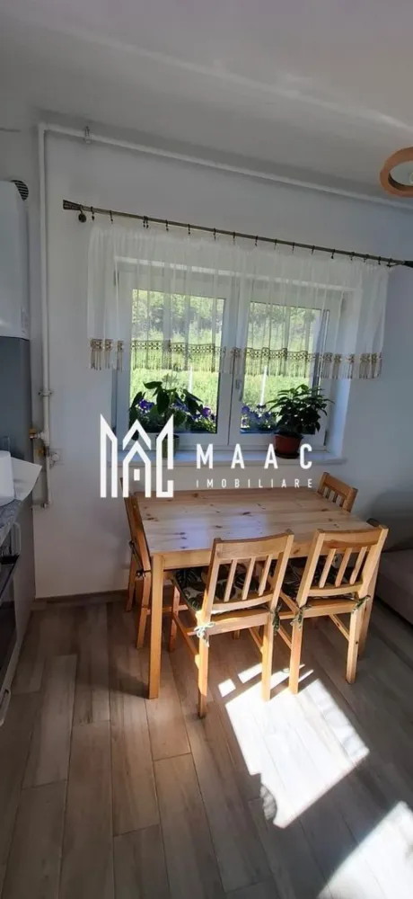 Garsonieră decomandată I 42mpu I Utilată I Parcare I DaVinci - MAAC Imobiliare vă prezintă o garsonieră superbă de vânzare, situată la etajul 1/3, într-o zonă nouă și în plină dezvoltare – DaVinci Homes, Cristian. Este o locuință modernă, luminoasă și foarte bine întreținută, ideală atât pentru investiție, cât și pentru locuință proprie, într-un ansamblu liniștit și cu acces rapid spre orașul Sibiu. Compartimentare: - bucătărie spațioasă open space cu living - dormitor cu pat matrimonial - baie cu duș și geam pentru aerisire naturală - balcon Detalii tehnice: - suprafață utilă: 42 mp - etaj: 1 / 3 - garsonieră decomandată - mobilată și utilată complet – pregătită pentru mutare imediată Zona este una liniștită, ferită de trafic, cu acces facil către Sibiu și către toate punctele de interes din apropiere. Este o oportunitate excelentă pentru cei care caută un randament bun la închiriere sau o locuință modernă într-un ansamblu nou. Pentru mai multe detalii sau vizionări, contactați echipa MAAC Imobiliare, menționând ID: CP2911450. }}