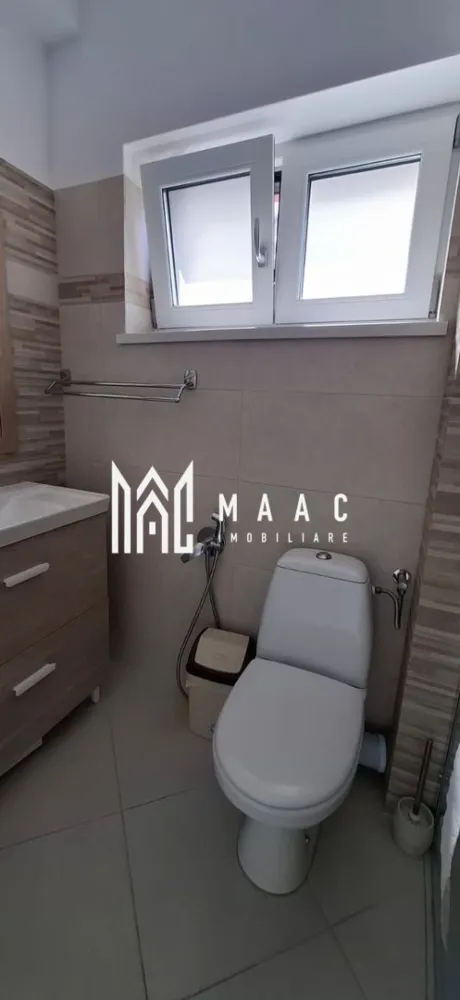 Garsonieră decomandată I 42mpu I Utilată I Parcare I DaVinci - MAAC Imobiliare vă prezintă o garsonieră superbă de vânzare, situată la etajul 1/3, într-o zonă nouă și în plină dezvoltare – DaVinci Homes, Cristian. Este o locuință modernă, luminoasă și foarte bine întreținută, ideală atât pentru investiție, cât și pentru locuință proprie, într-un ansamblu liniștit și cu acces rapid spre orașul Sibiu. Compartimentare: - bucătărie spațioasă open space cu living - dormitor cu pat matrimonial - baie cu duș și geam pentru aerisire naturală - balcon Detalii tehnice: - suprafață utilă: 42 mp - etaj: 1 / 3 - garsonieră decomandată - mobilată și utilată complet – pregătită pentru mutare imediată Zona este una liniștită, ferită de trafic, cu acces facil către Sibiu și către toate punctele de interes din apropiere. Este o oportunitate excelentă pentru cei care caută un randament bun la închiriere sau o locuință modernă într-un ansamblu nou. Pentru mai multe detalii sau vizionări, contactați echipa MAAC Imobiliare, menționând ID: CP2911450. }}