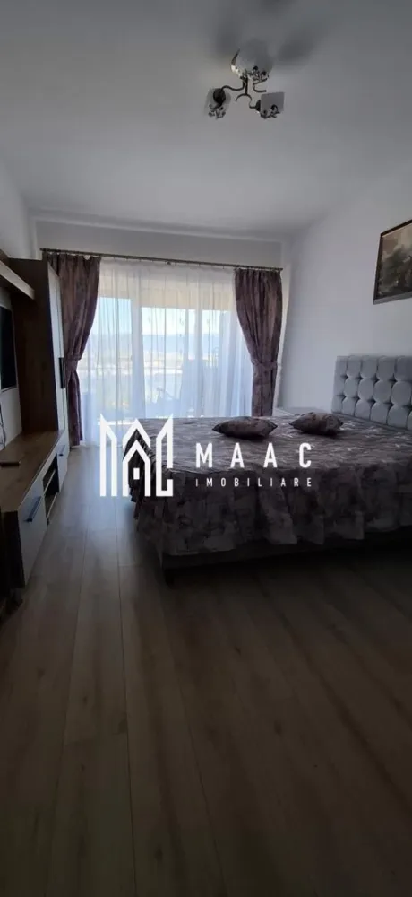 Garsonieră decomandată I 42mpu I Utilată I Parcare I DaVinci - MAAC Imobiliare vă prezintă o garsonieră superbă de vânzare, situată la etajul 1/3, într-o zonă nouă și în plină dezvoltare – DaVinci Homes, Cristian. Este o locuință modernă, luminoasă și foarte bine întreținută, ideală atât pentru investiție, cât și pentru locuință proprie, într-un ansamblu liniștit și cu acces rapid spre orașul Sibiu. Compartimentare: - bucătărie spațioasă open space cu living - dormitor cu pat matrimonial - baie cu duș și geam pentru aerisire naturală - balcon Detalii tehnice: - suprafață utilă: 42 mp - etaj: 1 / 3 - garsonieră decomandată - mobilată și utilată complet – pregătită pentru mutare imediată Zona este una liniștită, ferită de trafic, cu acces facil către Sibiu și către toate punctele de interes din apropiere. Este o oportunitate excelentă pentru cei care caută un randament bun la închiriere sau o locuință modernă într-un ansamblu nou. Pentru mai multe detalii sau vizionări, contactați echipa MAAC Imobiliare, menționând ID: CP2911450. }}
