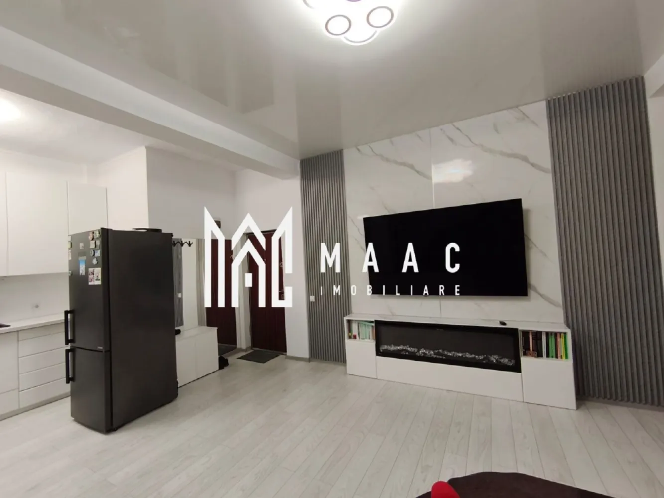Apartament 2 camere I 55 mpu I Utilat I Parcare I Șelimbăr - MAAC Imobiliare propune spre vânzare un apartament situat chiar lângă mall-ul din Șelimbăr, o zonă excelentă atât pentru locuință proprie, cât și pentru investiție. Detalii apartament: - suprafață utilă: 55 mp - etaj: 1 - an construcție: 2021 - loc de parcare: inclus, amplasat sub balconul dormitorului Compartimentare: - living cu bucătărie open space - dormitor - baie - 2 balcoane Locuința este complet mobilată și utilată, cu electrocasnice noi, încă în garanție, televizoare OLED( unul de 195 cm), mobilier de bucătărie din MDF și mobilier pe comandă din lemn masiv în dormitor. Ușile interioare sunt de asemenea din lemn masiv, ceea ce conferă un plus de calitate și durabilitate. Spațiile sunt bine delimitate, iar zona este liniștită, cu toate facilitățile la îndemână. Apartamentul se vinde exact cum se vede în poze, complet mobilat și utilat, fiind o variantă excelentă pentru cei care caută confort și accesibilitate într-o zonă premium. Pentru mai multe detalii și pentru a programa o vizionare, contactați MAAC Imobiliare specificând ID CP2907622. }}