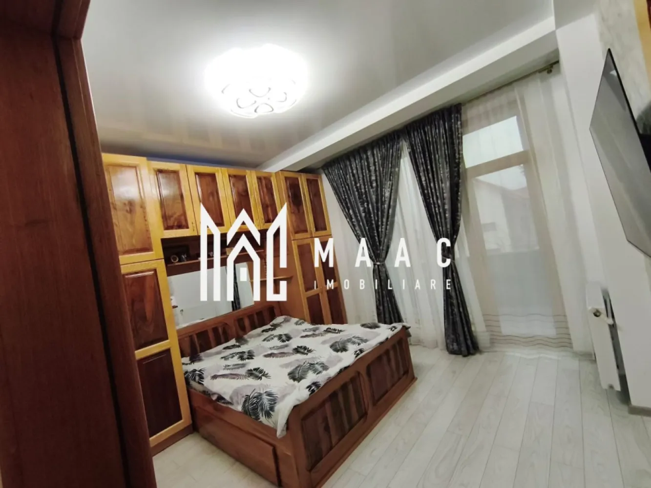 Apartament 2 camere I 55 mpu I Utilat I Parcare I Șelimbăr - MAAC Imobiliare propune spre vânzare un apartament situat chiar lângă mall-ul din Șelimbăr, o zonă excelentă atât pentru locuință proprie, cât și pentru investiție. Detalii apartament: - suprafață utilă: 55 mp - etaj: 1 - an construcție: 2021 - loc de parcare: inclus, amplasat sub balconul dormitorului Compartimentare: - living cu bucătărie open space - dormitor - baie - 2 balcoane Locuința este complet mobilată și utilată, cu electrocasnice noi, încă în garanție, televizoare OLED( unul de 195 cm), mobilier de bucătărie din MDF și mobilier pe comandă din lemn masiv în dormitor. Ușile interioare sunt de asemenea din lemn masiv, ceea ce conferă un plus de calitate și durabilitate. Spațiile sunt bine delimitate, iar zona este liniștită, cu toate facilitățile la îndemână. Apartamentul se vinde exact cum se vede în poze, complet mobilat și utilat, fiind o variantă excelentă pentru cei care caută confort și accesibilitate într-o zonă premium. Pentru mai multe detalii și pentru a programa o vizionare, contactați MAAC Imobiliare specificând ID CP2907622. }}